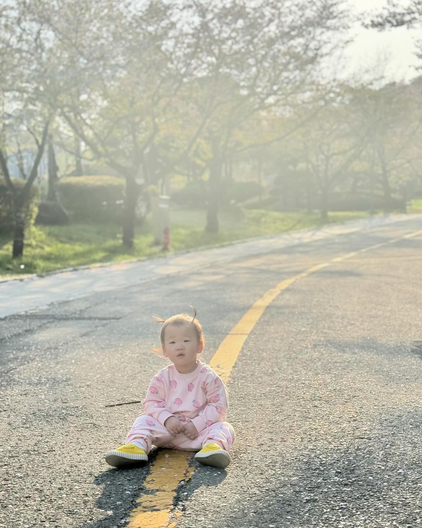 👶🏻+564일🫶

오늘은 이모들이랑 데이트🤍
서윤이 보고싶다고 약속잡은 이모들ㅋㅋㅋㅋ
서윤이에 진심이네👍
저번주에 엄마아빠랑 놀러온곳 또 놀러오기🤣
이모들이랑 놀고 맛난거 먹은 하루🤍🤍

#윤서유니#이모들의사랑#이모들이랑데이트❤️#조카사랑#패밀리랜드동물원