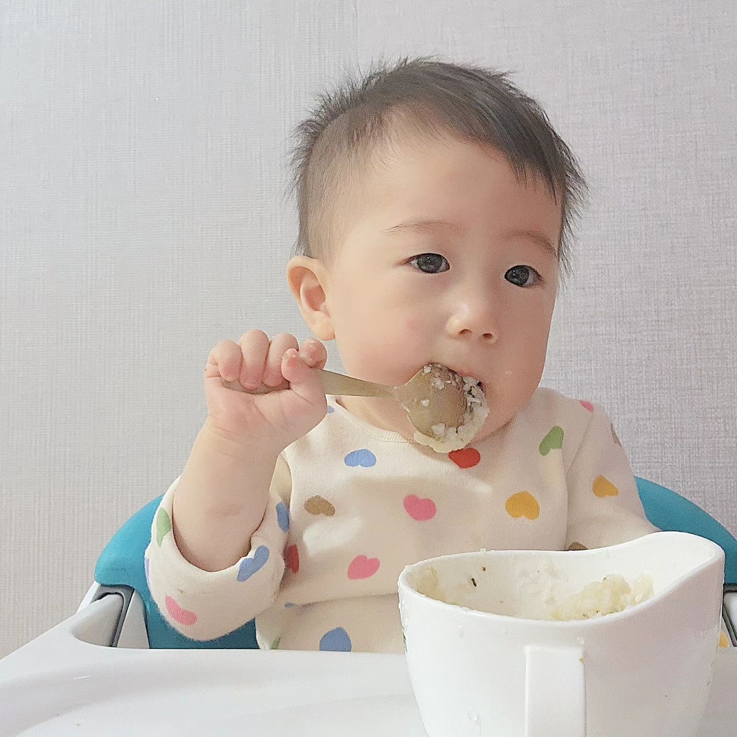 #제품제공 mammayou_ cloudreview_official 

쭌이가 맛있게 먹었준 맘마유 퀵 밀키트 후기에요🙆‍♀️

 맘마유 후기밀키는 쿠팡로켓 배송으로 신선하게 받을수있어요! 또한 식재료의 영양소 파괴를 방지하고
더욱 건강하게 이유식을 먹을 수 있도록 최신 설비 기계를 도입하여
이유식 밀키트 업계 최초로 -60℃ 의 온도에서
초 저온 time stop 기법을 사용하여
식재료를 급속 동결 했다교 해요 

식재료 하나하나 한눈에 보여 안심이고
모든 식재료는 신선하게 조리할수있도록 가열되지않은 식재료
그리고 불린쌀 포함해서 진공상태로  보내줍니다!

전날 소고기와닭고기 해동후 다음날에 찬물 그리도 우유로 핏기 잡내 제거후 밥솥 이용해 이유식 만들면 끝입니다😘

쭌이가 먹기에 입자감도 적당하고 
무엇보다 소고기 닭고기 해물 겹쳐지지않는 다양한 메뉴로 
영양가 있고 간편하게 조리가 가능해서
울애기 맘마 3끼 완성 너무 편했네요><

#맘마유 #맘마유밀키트 #후기밀키트 #후기이유식 #아기이유식