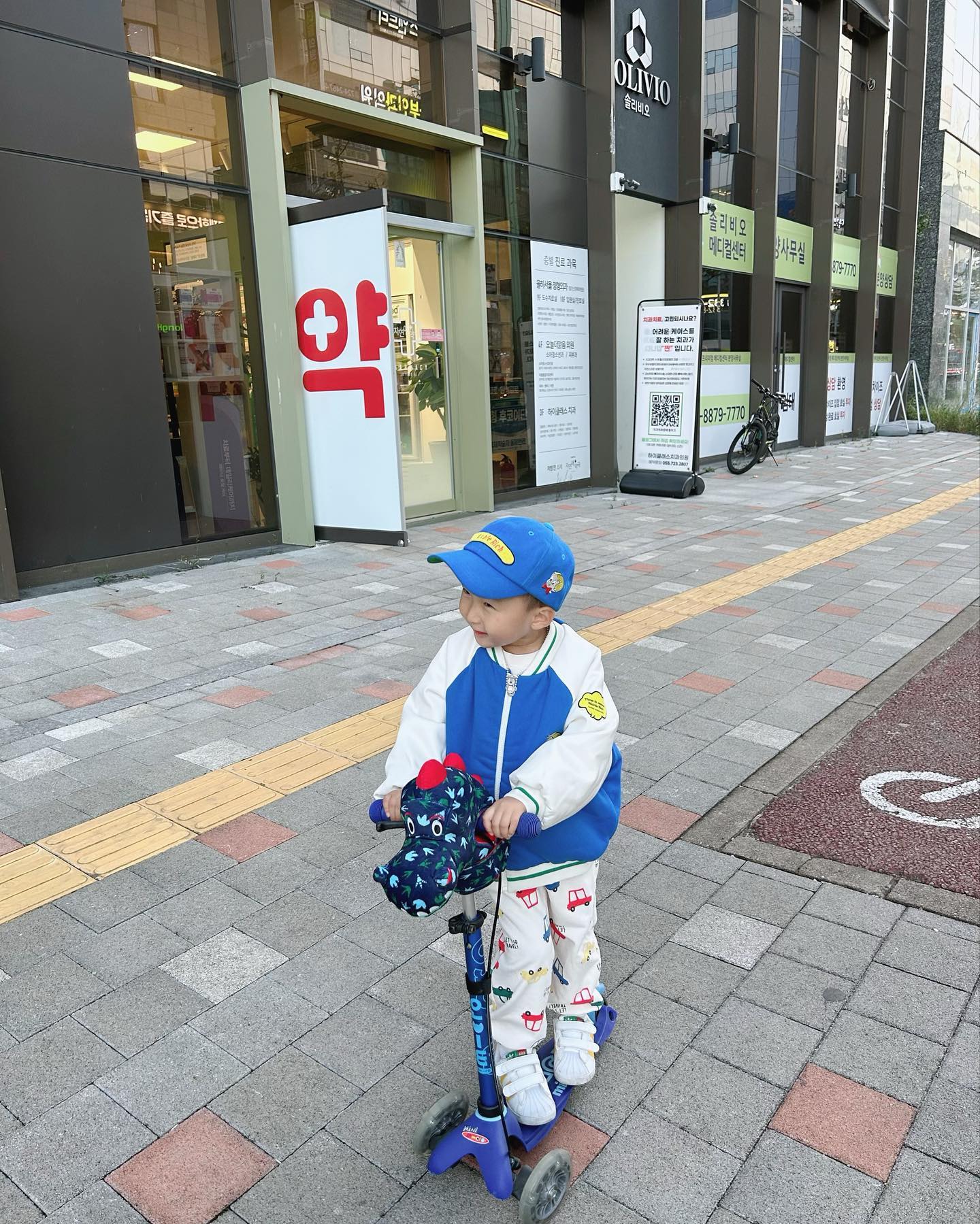 이모바라기 이모만 있음 
완전 행복한 찐웃음👶🏻

사진으론 킥보드잘타는 형아인데
현실은 엄마가 끌고 가기🫠

울집 꼬마형아 귀엽다아♥️
.
.
.
#금요일사진 #이모바라기 #찐웃음 #넘귀엽자나 #스윗한형아로자라렴 #엄마눈엔뭔들 #내사랑💛 #오늘도나가보자😎 #47개월아기 #함께한지1435일