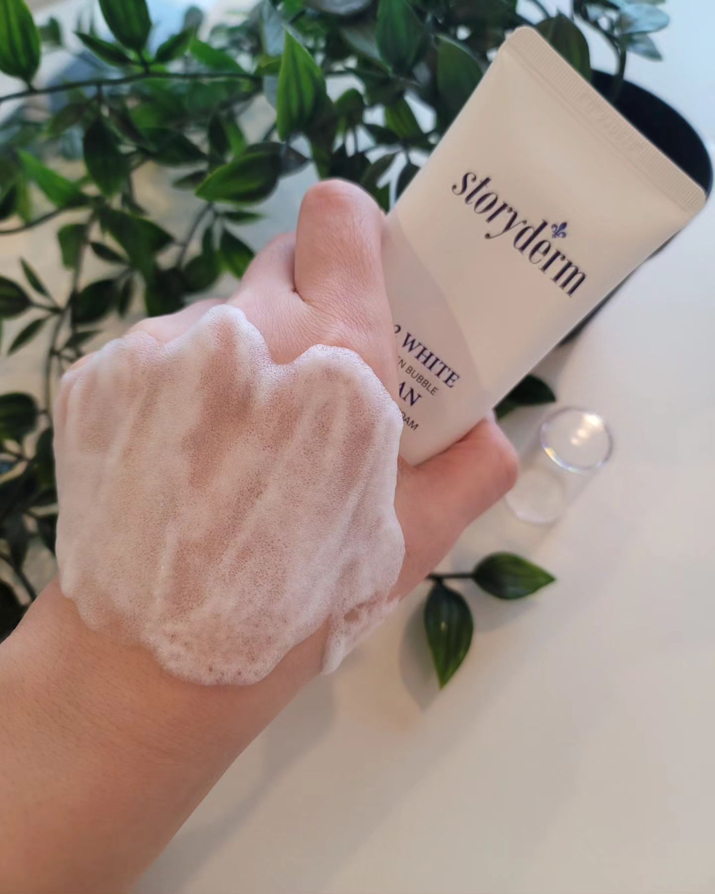 🌷부부피부 #광고 storyderm_korea  스토리덤 오투 화이트 클린

☔️ 오늘 비가 그치면 엄청 추워진대요~
피부관리에 엄청 신경써야할 
날씨의 시기예요.

☝️ 스토리덤의 오투 화이트 클린은
모공까지 관리해주는 클렌저예요.
묵은 각질, 피지 등을 자극없이
제거할 수 있어요.

✌️ 마른얼굴에 적당량 펴 바르고
기다리면 금방 미세 버블이 올라와요.
비슷한 제품 많이 써봤지만
가장 작고 촘촘한 폼인 듯 해요.

👍 레몬보다 비타민C가 20배 높은 
장미추출물, 천연 계명활성제인
솝베리추출물 등 성분이 넘 좋았어요.
향도 원료 그대로의 향이고요.

👌 세안과 동시에 피부관리가 
가능하니 간편해서 손이 많이 가요.
미백, 피지 컨트롤, 각질, 향균, 
트러블 개선 등 다방면으로 
도움 받으실수 있어요. 

🤗 산소버블 오투 화이트 클린
강추 드립니다!

#스토리덤#storyderm#오투화이트클린#산소버블#클렌징추천#클렌저추천#천연계명활성제#장미추출물