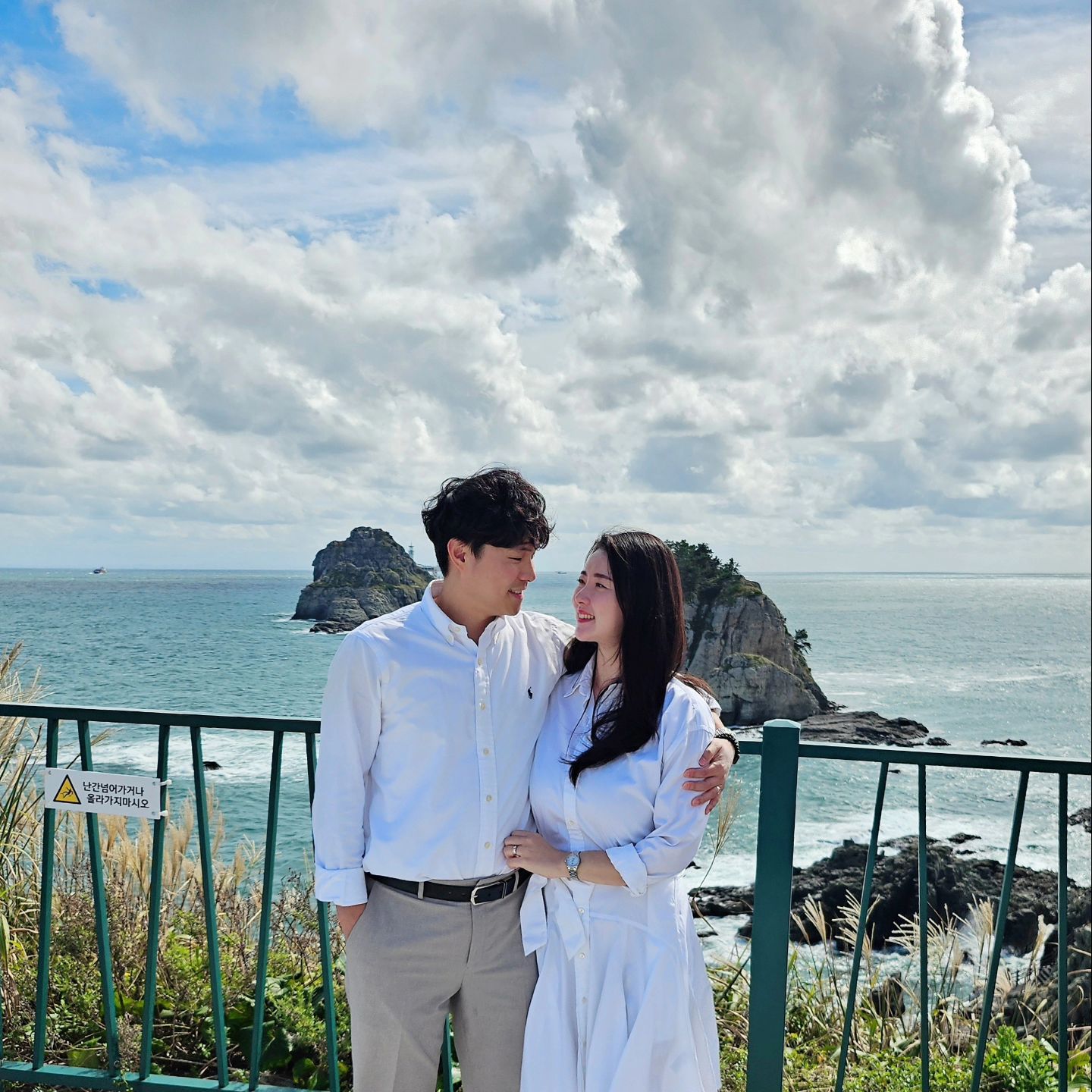 D+1k💍울아버님이 예쁘게 찍어주신 우리쀼🤍
새차뽑으신 덕분에 오륙도 드라이브도하고 바람도쐬고☺☺

#럽스타그램 #신혼스타그램 #신혼일상그램 #나들이그램 #신혼부부그램 #셀스타그램 #신혼일상 #신혼일기 #신혼부부 #신혼데이트 #오륙도스카이워크 #오륙도 #부부스냅 #셀피 #couplesnap #selfie