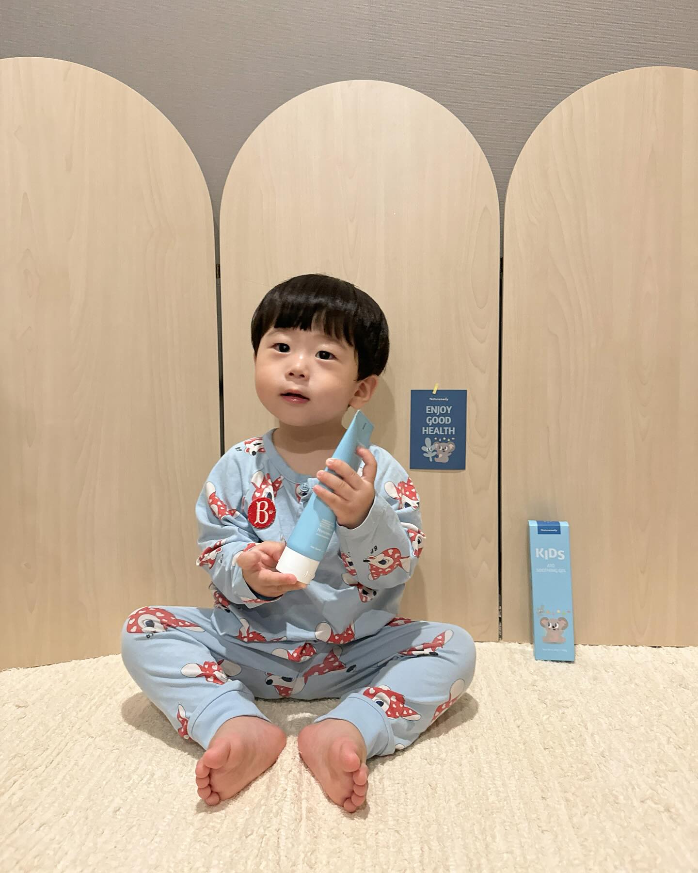 | 제품제공 | 
⠀ 
도유니가 신생아때부터 쭉 바르고 있는 수딩젤🤍
여러개 써봤지만 네츄레메디 수딩젤은
정말 촉촉함이 오래가더라구요
⠀ 
히알루론산, 글리세린 등 보습성분으로
수분을 날아가지 않게 잡아준답니다
⠀ 
무향에 쿨링, 진정 성분도 들어있어
땀띠나 태열 진정에도 효과적이에요 .ᐟ 
⠀
요즘 같은 환절기에 더욱 더 필요한 수딩젤
우리 아가들 꿀피부 지켜주자구요✨
⠀ 
🏷️𝚃𝚑𝚊𝚗𝚔𝚜 𝚝𝚘 naturemedy_official 
⠀ 
⠀ 
#네츄레메디서포터즈 #네츄레메디 #네츄레메디수딩젤 #아기수딩젤 #신생아수딩젤 #아기수딩젤추천 #신생아수딩젤추천 #베이비수딩젤 #태열 #태열관리 #태열수딩젤 #침독 #침독관리 #땀띠 #땀띠관리 #땀띠수딩젤 #아기화장품 #유아화장품 #수딩젤 #수딩젤추천 #모공각화증 #신생아여드름 #동전습진