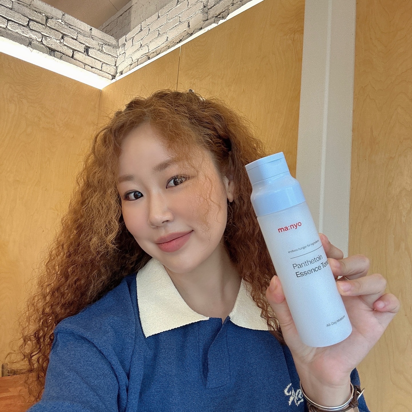 #광고 뜨거운 여름 건조하고 민감해진 피부엔 manyoofficial #마녀공장 #판테토인토너 💙
 
마녀공장 판테토인 에센스 토너는 토너투 에센스로 토너 하나로 보습충전이 가능해요! 💧✨
 
예민해진 피부에 극강의 보습력을 주는 판테놀과 극한 환경에서 서식하는 미생물을 보호하는 엑토인을 4:1로 배합 한 판테토인™이 피부를 진한 보습으로 채우고 건조하고 예민해진 피부는 진정시켜주는 속보습 에센스 토너!
 
점도 있는 유백색 크림 에센스 타입으로 별도의 에센스를 추가로 사용하지 않고도 토너 하나로 충분한 보습이 가능해요!
 
보습 제품 특유의 끈적임과 유분기로 꺼려지는 지성 피부는 토너를 2-3겹 레이어링 해주면 되는데 별도의 앰플이나 에센스가 없어도 간편하게 속보습을 채워줄 수 있어요! 👀💙
 
빠른 진정 케어를 통해 진한 보습감을 오래도록 느낄 수 있는  #속보습에센스토너 로 추천해요!
 
🛒 판테토인토너는 마녀공장 공식몰과 올리브영에서 만나실 수 있어요! 
 
#늘그렇듯좋은성분  #판테토인 #속보습토너 #속건조 #건조피부 #민감피부 #올리브영 #올리브영추천 #올리브영토너 #올영세일 #올영세일추천 #피부장벽강화 #속건조토너 #토너사용법 #피부장벽