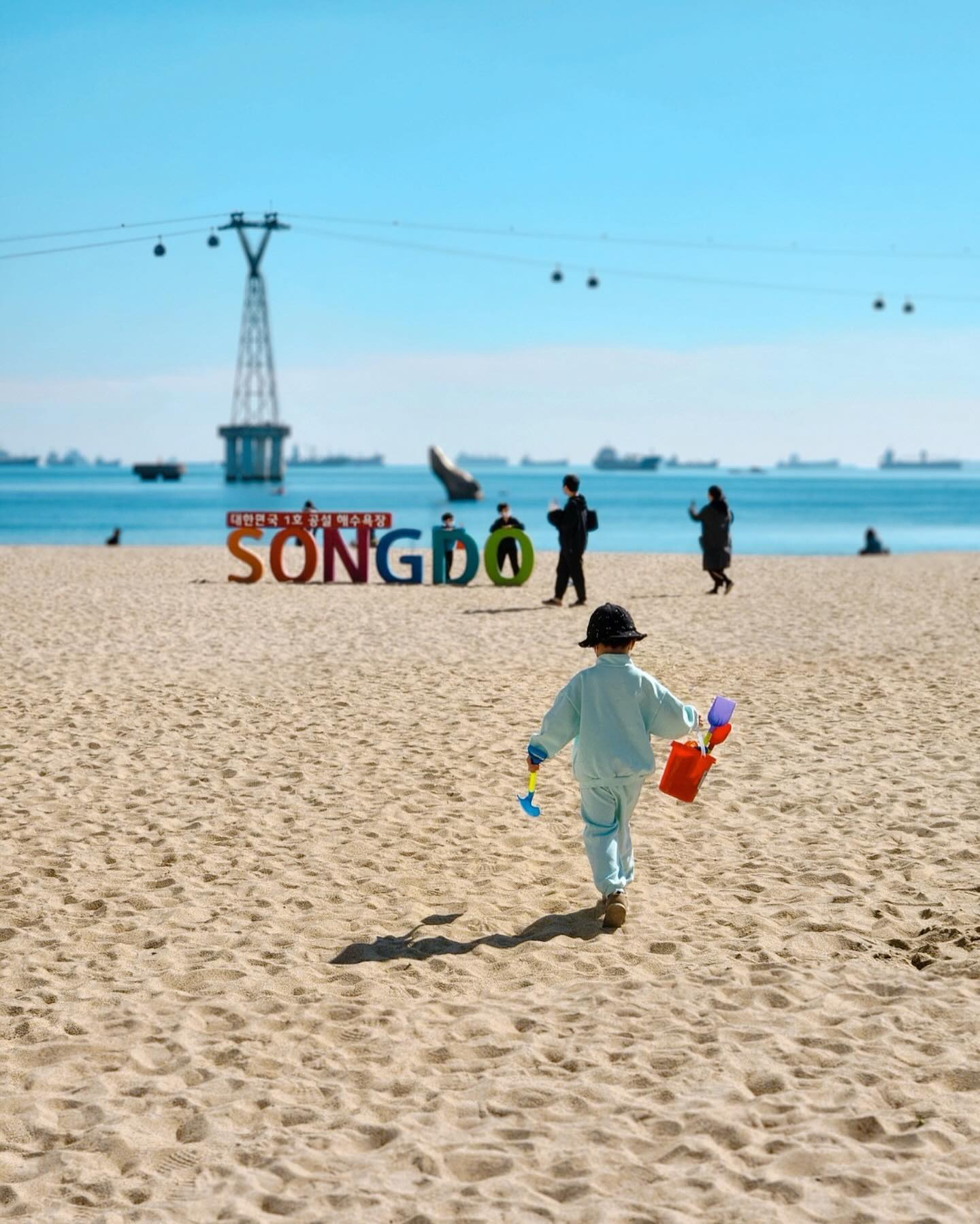🌊

인천 송도가 아닌 부산의 송도 💕
조용하고 깨끗한 바다라서 더 좋았던
송도 해수욕장

모래가 고와서 모래놀이도 실컷했던 얀스
송도해수욕장에서 오리배가 있는데 30분에 35000원
낮시간대에만 탈 수 있어서
모래놀이 하고 타러 갔는데 이미 끝났다고 해서 못탄 🥲

송도해수욕장은 우리나라 최초 공설 해수욕장으로
전국에서 최초로 해상조각작품인 고래조형물을 설치 했다고 해요
멀리 보이는 고래가 그거임 🫶🏻

해수욕장 동쪽의 송림공원 입구에는 음악분수가 설치되어있어 밤에 보기 좋아요
아이와 가기좋은 곳으로 찐 추천 합니다

#부산여행 #부산여행코스 #부산코스 #송도여행 #송도해수욕장 #아이와가볼만한곳 #아이와여행 #아이와함께가볼만한곳 #예스키즈존 #아이와부산여행
