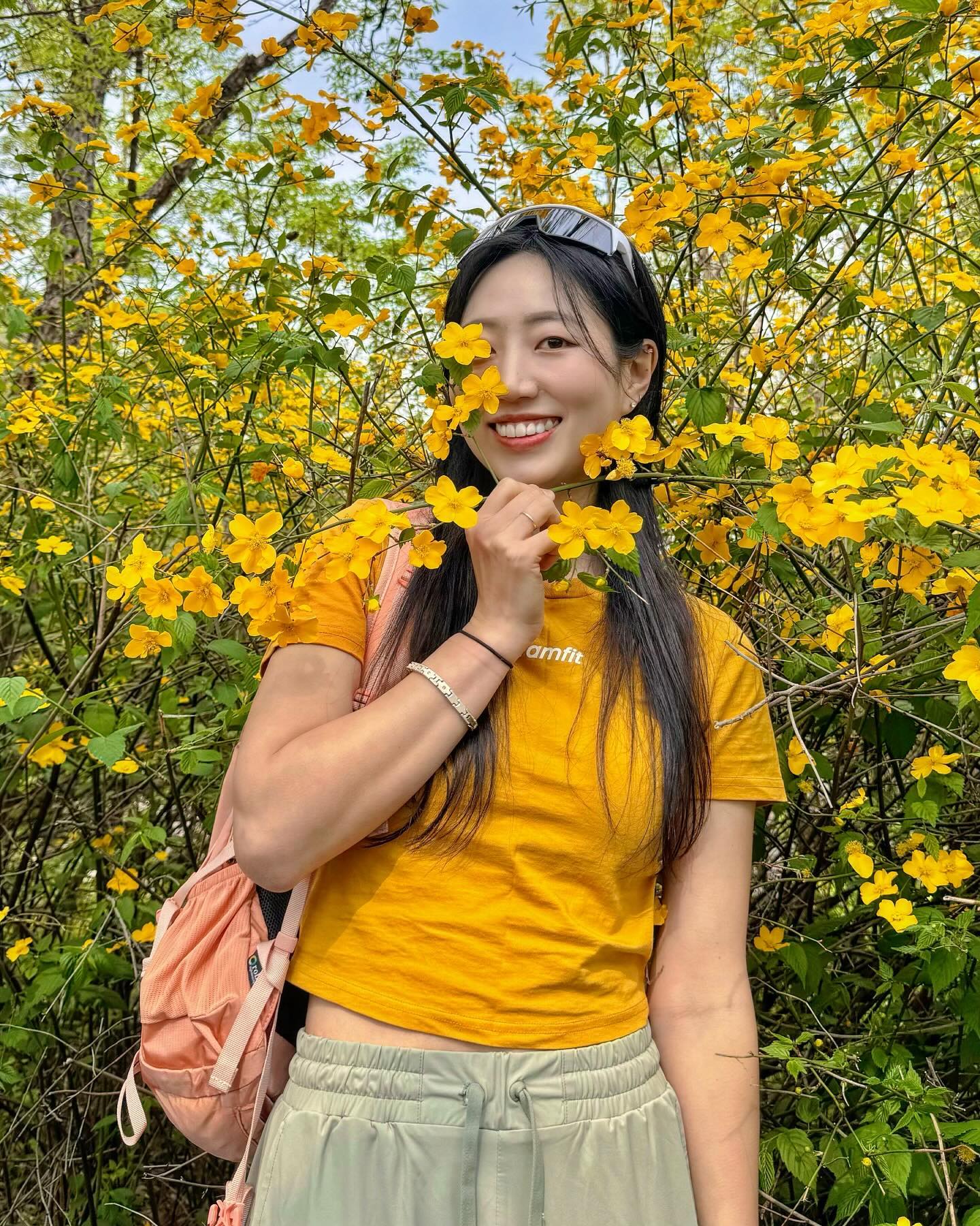 느슨해진 핑크핑크 피드에
노랑노랑 전완근으로 긴장감을 주었어요 😉💛

벚꽃과 개나리꽃은 다 이미 져버렸지만
열정적이였던 두 작가님 덕분에 모든 사진이
전부 메인사진감이 되어 일단 피드박제 콩콩

응봉산과 인왕산, 1일 2산으로 꽃을 지겹게 봤지만
저는 또 이번 주 꽃보러 갈꺼예요 ~
거울아 거울아 이 세상에서 무슨 꽃이 가장 예쁘니 🌺

🗓️ date. 2024.04.10
⛰️ place. 응봉산
📸 photo by. mount_ming gi.__.cheol