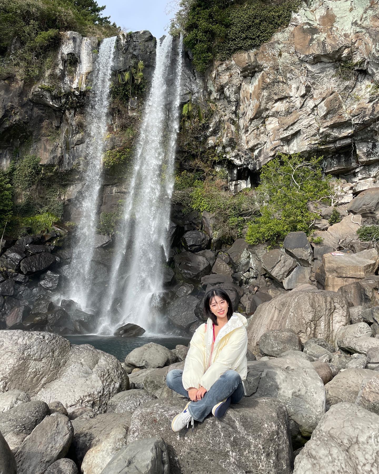 퇴사 +17~18일차 제주여행🌴
아침일찍 일어나서 일출보고 (물론 숙소에서ㅋㅋㅋ)🌄
숙소10분컷 #다정이네김밥 가서 김밥3줄+라면 먹고 출발~!
저는 사실 #너븐 이라는 카페를 좋아하는데, 걷는거 좋아하는 오빠를 위해 #허니문하우스 에 갔어요!
여기가 올레길 사이에 있고, 또 수리남 촬영지였다고 유명하더라구요? (안봄🤣)
가는길에 #정방폭포 들러 사진찍어보냈더니 엄마빠 신혼여행떼 여기서 사진찍으셨다고..! 충격😮😮
허니문하우스 걸어가려니까 엄청 빡세더라구요 (걷는거안좋아함)
제주도 커피값진짜 미쳤구요…뷰값…이라고 생각할래요ㅠㅠ😰
1947윈드카트 타러가서 신나게 달리고~~😆😆
직원분이 더 타도 된다고 하셨는데 힘들어서 하차했더니 오빠가 자기는 더 타고싶었다고ㅋㅋㅋ😛
의외로 제일 꿀잼이긴 했어요 붕붕~🚘
#부부요리단 가서 식사했는데, 갑오징어가 이렇게 부들부들한거였나… 존맛!❤️
근데 여기는 장어덮밥이 진짜 맛돌리에요! 좀비싸긴 한데 맛있음😋
배채우고 자전거 타고싶다고 해서, 서귀포버스터미널~~중문대포주상절리대 까지 열심히 밟아주고!🚲
노을보고🌅, #중문별장 가서 잠깐 휴식! (이때부터 체한게 심해져서 아무것도 못먹었어요ㅠㅠ 아마 회먹어서 그럴듯ㅠ)🥹
야시장가서 오빠밥만 사고 다시 숙소 복귀!
마지막날 날이 너무 안좋아서 기분도 쳐지고ㅠ 산방산 가서 해물라면+전복치즈밥 먹고, 일정안맞아서 못만난 혜찌님이 갔었다고 했던 #소색채본 ! 🩵날좋을때 왔음 너무너무 좋았을것 같더라구요!
마지막날 되니까 오빠 사진실력이 좀 늘었다는…ㅎㅎ
남매가 제일 서로 잘 모른다는걸 알게된 여행이었습니다!
(다음이…있을까 또??ㅋㅋㅋ 그래도 짜증한번 안내고 같이 다녀줘서 고맙다 내 호적메이트✨)