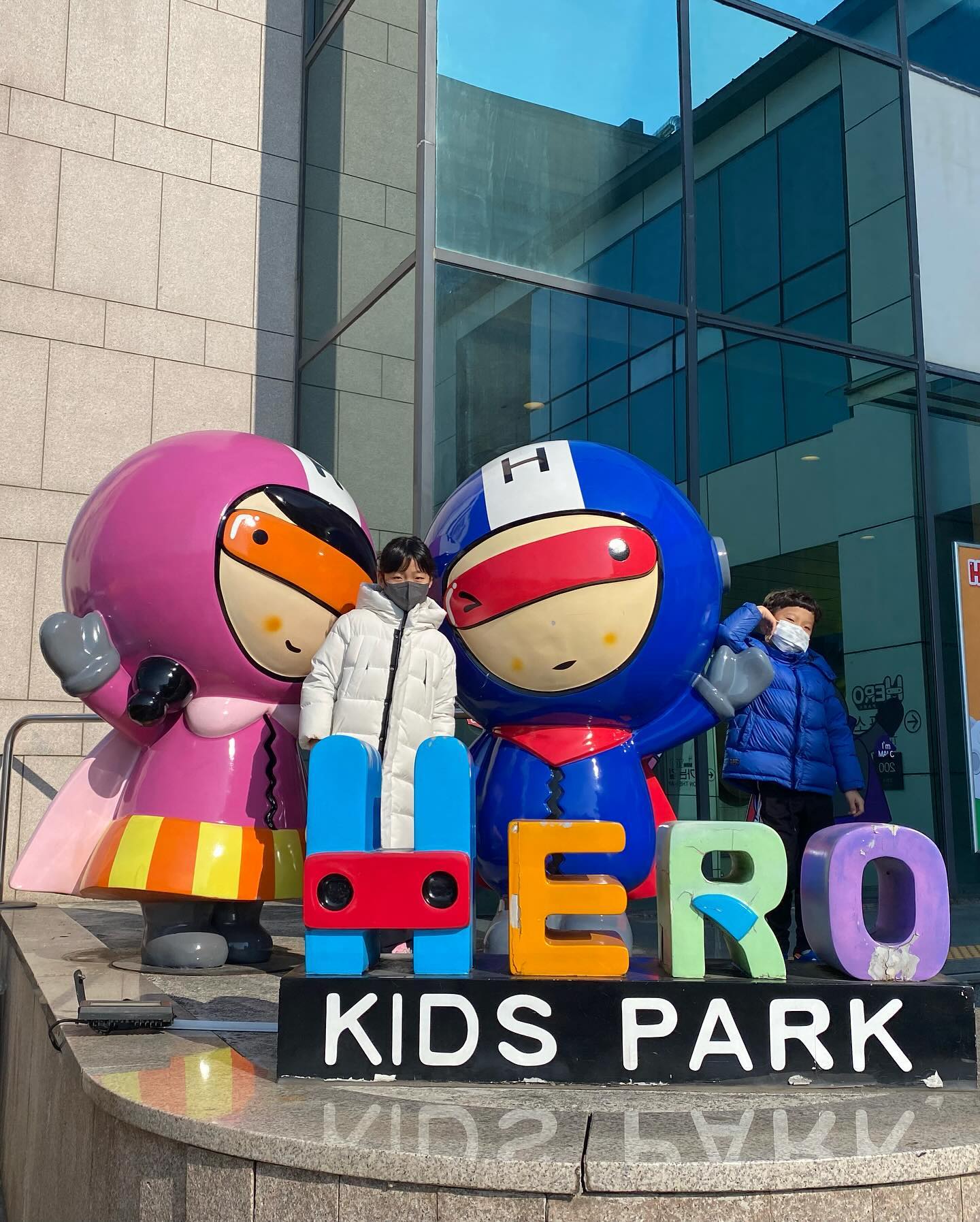 #방학기념 #키카방문 #경주히어로플레이파크 
정말 오랜만에 방문!!
입학이후엔 학원일정 주말수업 등 바쁘게 보내다가
이번 겨울엔 학원 최소한으로 다니고 활동하며
놀아주자란 생각해 방학하는날부터 방문시작!!
오랜만에 왔지만 그래도 익숙한 것들 알고 
더 좋아진것도 눈치채고ㅋㅋ
쫓아댕기기 바쁘게 위아래 오르락내리락!!
키카가 넓으니 애미는 숨차구나..헉헉🥹🥹
본관에서만 하루종일 다녀도 시간이 부족해서 
#동물원 은 가지도 못했네ㅠㅜ
한겨울에도 땀내고 노는 곳은 #히어로플레이파크 뿐ㅋ
.
herokidspark_gyeongju 
hero.playpark_official 
hero.wowzoo_official 
.
#경주 #경주실내놀이터 #경주아이랑갈만한곳 
#경주놀거리 #겨울방학성지