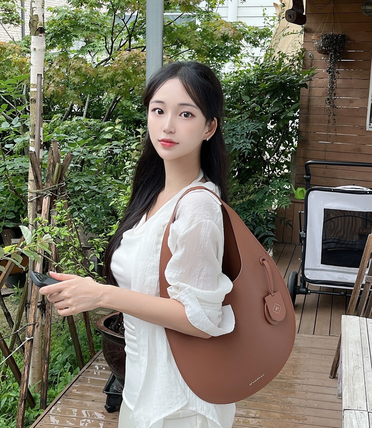 #협찬 담주까지 내내 비온다니 우산 필수 ☂
난 비맞아서 머리 젖음 ㅋㅋ

착용한 가방은 어느룩에도 매치하기 좋은 
dvalisse 의 곡선을 담은
미니멀 디자인 가방 👜

고급 코팅 가죽으로 오래 착용가능한
가방이에요 ෆ

.
.
#디발리쎄 #데일리백 #라이프스타일브랜드 #여성가방브랜드 #가죽가방 #미니백 #숄더백 #미니멀백