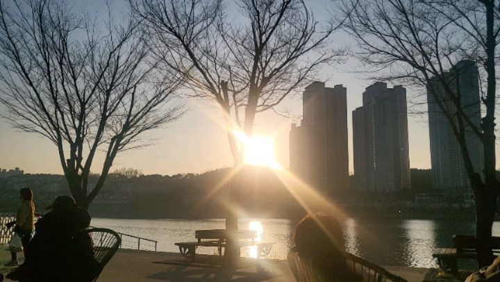 산책 후 조용히 커피 한잔의 여유☕️
노을 참 예쁘다..
.
.
.
#해가지는오후
#호수뷰 #멍때리는시간 
#혼자의시간즐기기 
#일상그램📷 
#커피한잔의여유☕️ 
#동네마실☕️
#산책시간🌿 #사색의시간
#생각정리하는시간
#수고했어
#노을이아름다운시간