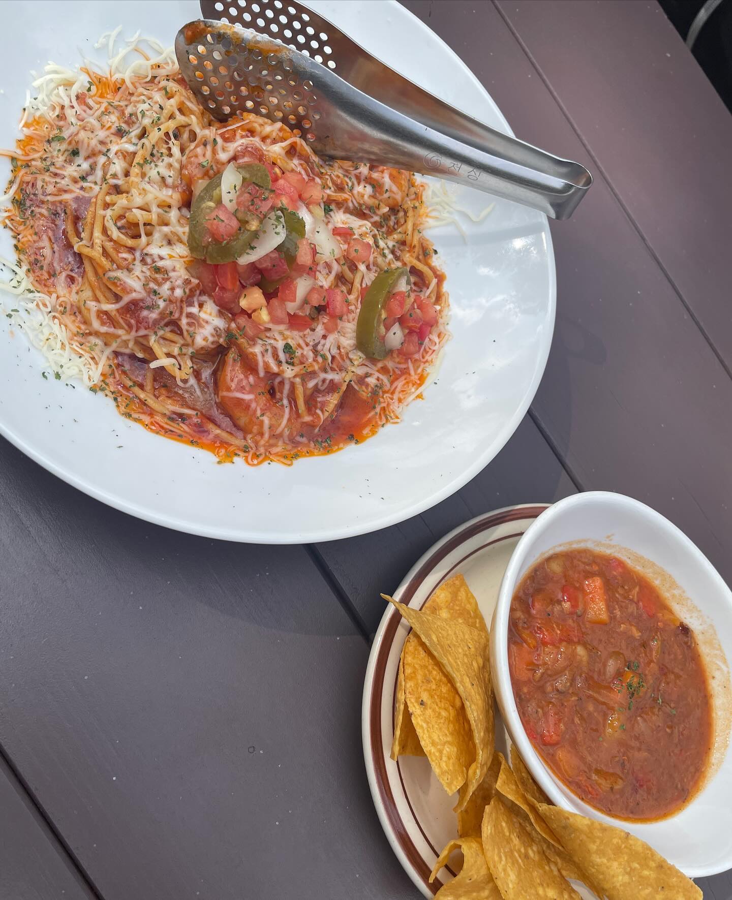 팔공산에 텍사스식바베큐맛집이 있다고해서 다녀옴
이미 팔공산브런치맛집으로 유명한 곳이었는데
방문했던날 날씨도 너무 좋고,
남치니랑 오랜만에 데이트라 더더 좋았던 곳
피크닉 온 기분도 나고 캠핑 온 기분도 나고
이래저래 너무 좋았음👍🏻
마침 방문했던날 공연이 있었는데
버스킹 공연 무대가 자연속에 너무 예쁘게 준비되어있었음ㅎㅎ
실내좌석이랑 야외좌석이랑 주문 할 수 있는 메뉴가 다르다고하니 방문하실분들은 꼭 참고! 저처럼 당황하는일 없으시길ㅠ
4번 스테이크 세트에 토마토쉬림프파스타로 주문!
토마토쉬림프파스타랑
서비스로 주신 토마토 비프 스튜&나초
오랜시간 푹~ 끓인듯한 스튜에
나초 콕 찍어먹으면 너무 맛있그요~~
진한 토마토소스에 통통한 새우가 
듬뿍 들어있는 토마토쉬림프파스타🍅🦐
그리고 적당한 굽기로 잘 구워진 스테이크까지!
스테이크맛집 답게 어느하나 빠지는것 없이
간도 딱 맞는 스테이크~~
다음엔 실내 좌석에서 바베큐 플래터 먹으러도 와봐야겠음!
후식으로 화로에 구워먹는 마시멜로우까지 완벽🔥

#모닥텍사스바베큐팔공산점 #팔공산맛집
🗂4번 스테이크 세트(토마토쉬림프파스타 1000원 추가 됨) 69000원
📍대구 동구 팔공산로 290 1층
⏰화~일 11:00- 22:00
브레이크타임 15:00 - 16:30
라스트 오더 21:00 / 매주 월요일 정기 휴무
🚘 ⭕️

#대구팔공산맛집 #팔공산브런치맛집 #팔공산스테이크맛집 #팔공산바베큐맛집