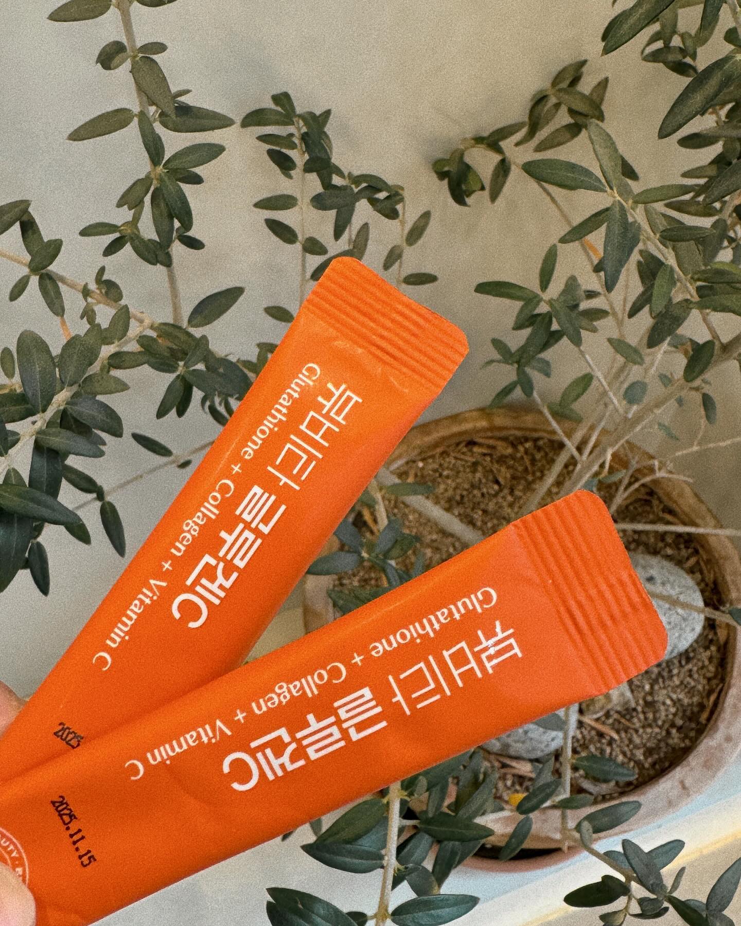 #협찬 아 3자로 바뀌니까 이너뷰티 무조건 챙겨요🔥🔥🔥
20대때 널 만났더라면...😭

솔직히 새콤달콤도 셔서 못먹는 제 입맛이는 조금 셨지만 잠이 깨더라고요💤 🤣🤣

순도75% 미국산 글루타치온에 캐나다산 피시콜라겐,
거기에 빠지면 섭한 영국산 프리미엄 비타민C까지!! 

언제 어디서든 매일 하루 한포
뷰비타글루겐C로 피부나이 꽉 잡아보세요 :)

janginjungsin_official 

#협찬 #장인정신에브리데이 #뷰비타 #뷰비타글루겐C #고함량글루타치온 #글루타치온분말 #글루타치온콜라겐 #글루타치온가격 #고순도글루타치온 #글루타치온효능 #먹는글루타치온