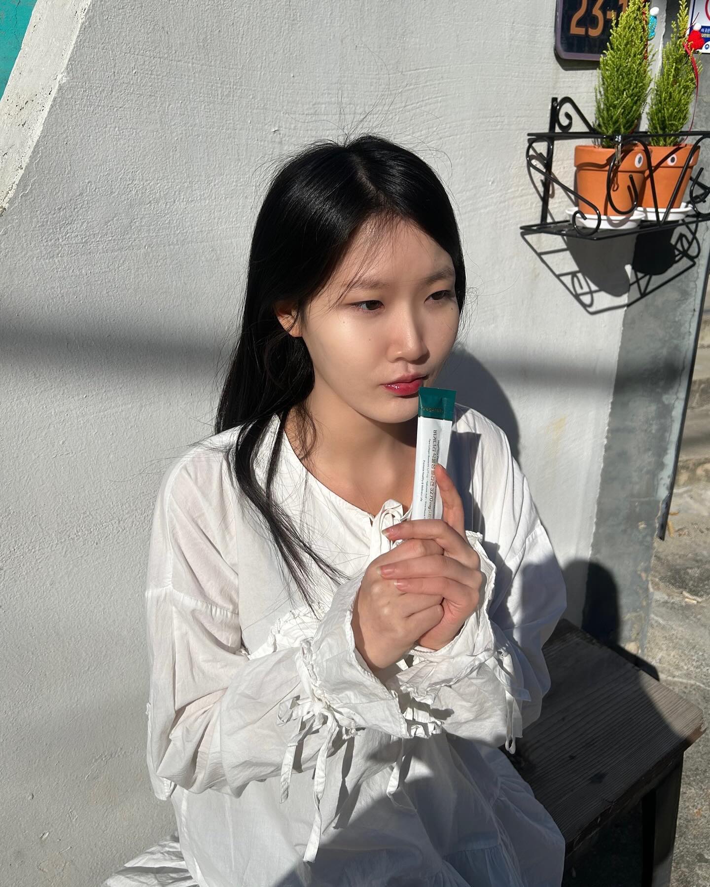 🍀4주동안 내가 달바 콜라겐 부스터 젤리둥이가 된 이유🤔🍀

먼저 비타민 5종과 피부 보습에 도움을 주는 히알루론산 1일 충족량 120mg이 함유되어 있어서 피부 보습과 영양케어가 가능!͟!͟ 그래서 그런지 요즘 주위에서 피부에 광이 나고 너무 좋아보인다라는 얘기를 자주 듣는다😆
역시 믿고 먹는 달바의 콜라겐 부스터젤리!!

처음에는 맛있고 설탕 대신 대체당이 함유되어 있어서 다이어트 유지템으로 하나씩 챙겨먹었는데 지금은 내 건강과 피부를 위해서 하루에 꼭 하나씩 챙겨 먹는 중!!
 다 먹기 전에 얼른 다시 쟁겨놔야 할 필수템이 되어버렸다😋

dalba_piedmont veganery_official
#veganery_by_dAlba #비거너리 #veganery #달바 #dalba #올리브영추천템 #다이어트유지템 #콜라겐부스터젤리 #피부관리템 #샤인머스켓젤리 #올리브영다이어트 #올리브영간식 #올리브영다이어트간식 #유지어터 #겨울필수템 #콜라겐 #비타민5종 #히알루론산 #피부보습 #피부영양케어