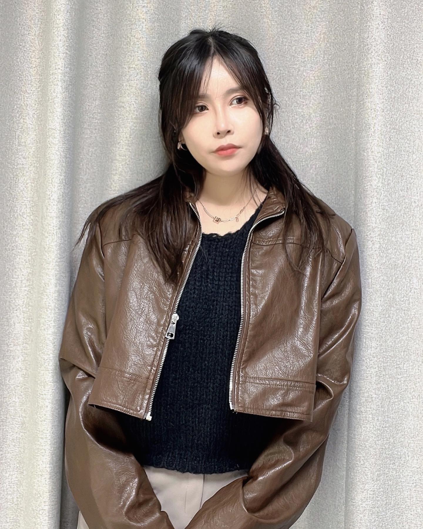 #광고 두개의 끈이 세트라서 다양한 스타일링이 
가능해 활용도가 좋았던 반팔니트 소개해 드릴게요!

퍼프소매로 포인트 주어 로맨틱하고 
여성스러운 분위기까지 챙겨 볼 수 있어
단독으로 입어줘도 예쁘더라고요.

드레시한 자리는 물론 캐주얼한
분위기에서도 잘어울려 트렌디하게 즐겨 볼 수 있었네요🥂

부피감을 더한 퍼프소매 덕에 두꺼운 팔뚝까지 
가릴 수 있어 만족스럽더라고요.:D

가격도 부담 없어 깔 별로 구비해도 괜찮을 것 같아 
둘러보는 중 이랍니다~^^

제가 입은 퍼프소매 니트는 
지그재그에서 만나 볼 수 있으니,

하단의 링크를 참고해 주시면 좋을 것 같아요👗👚👕

🎀https://zigzag.kr/cq-3qk98r72

#반팔니트 #퍼프소매니트 #연말룩 #여성니트