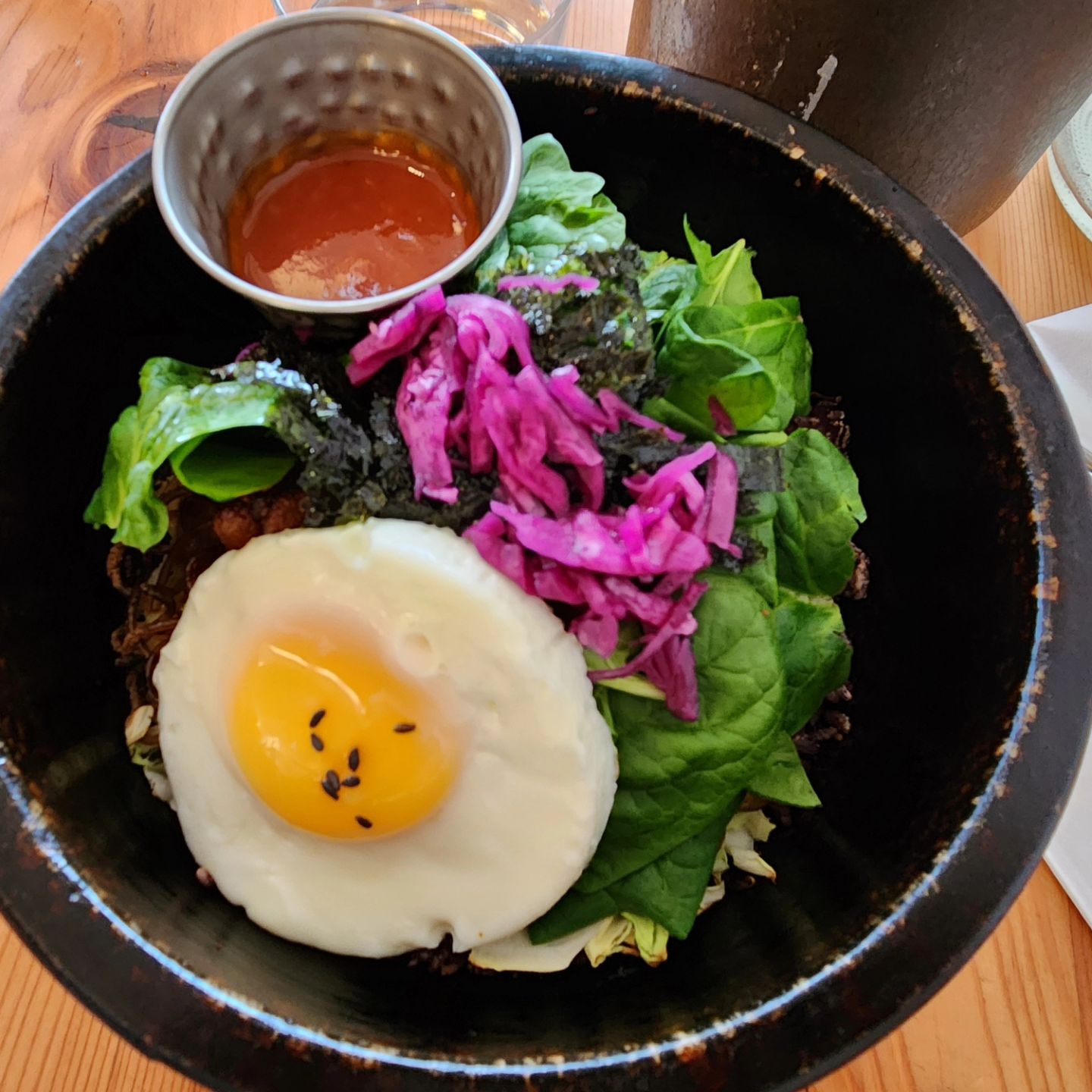 _20240218 #센_MadeinHouse
#센_미국 #센_시애틀
👉3508 Fremont Pl N, Seattle, WA 98103

오늘은 친구 T 가족과 함께 Freemont를 찾았다!
뭐 할만한게 있을까 찾아보다가 Freemont에 Sunday Market을 크게 연다고 해서 찾아가봄!

본격적인 마켓 구경전에 밥을 먹으러 갔는데 오늘은 한국음식을 픽!

기본 비빔밥과 잡채가 들어간 비빕밥, 도시락, 잡채밥 이렇게 4가지 중에 하나를 선택하면 되는데 나는 잡채가 들어간 비빔밥을 선택했다!

단백질을 하나 고르면 되서 제육볶음으로 했고 소스도 고추장으로 했는데 단백질이 제육이라 소스가 그닥 필요하진 않았다 ㅋㅋㅋㅋ

이게 과연 무슨맛일까 궁금했는데 우리가 일반적으로 생각하는 제육볶음이 들어간 비빔밥에 밥이 아주 크리스피하게 들어가서 맛없없 조합이었다. 그것도 그럴것이 구글평점이 4.9

Freemont가서 예쁜 한식 먹고싶으면 방문해보세요~