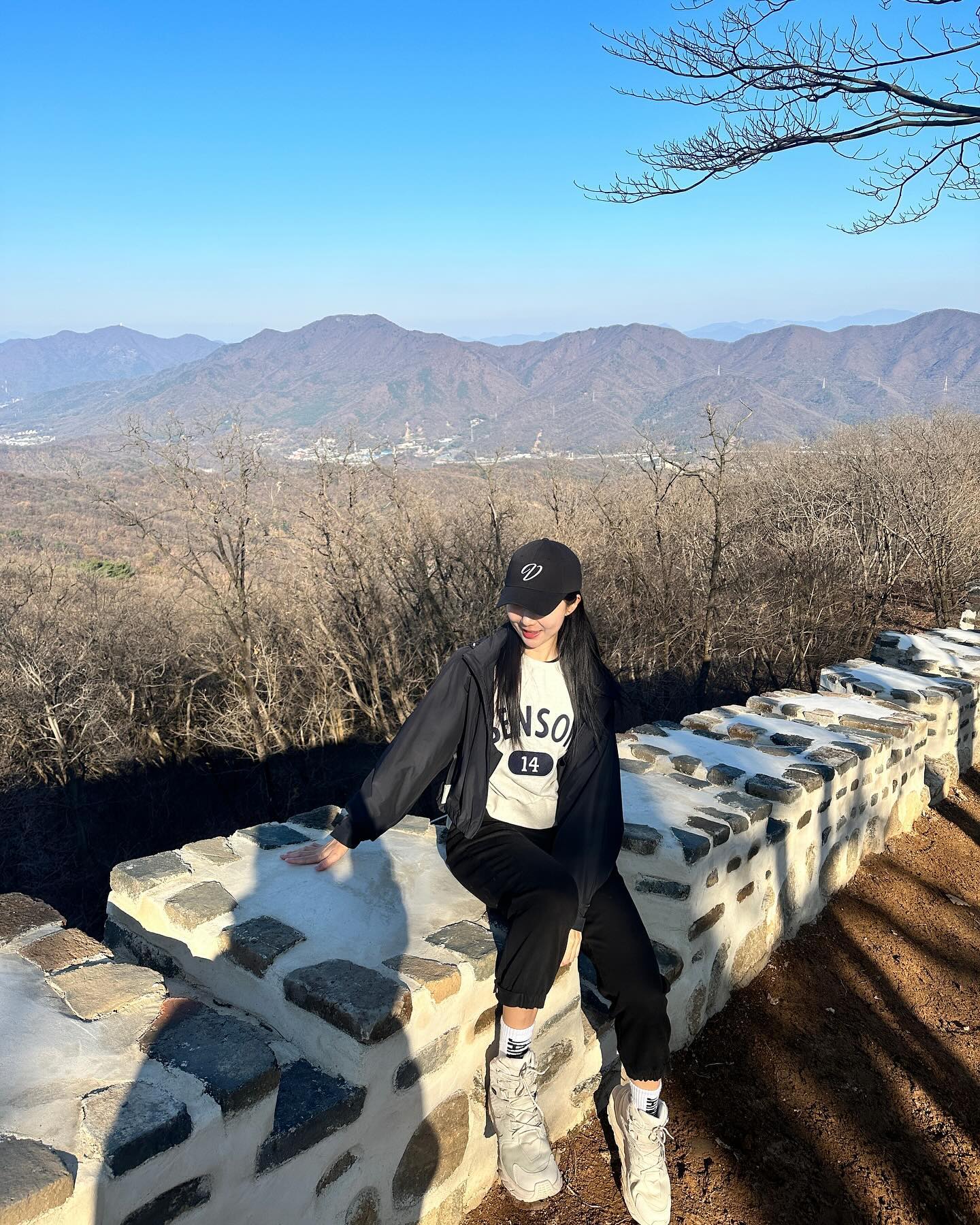 골그룹 첫 등산⛰️
살면서 ‘절대’ 라는 건 없다. 산타는 건 볼찾으러 언덕 올라가는 것 만으로도 충분하다고 했던 내가 이번달만 등산 약속 3개를 잡고 등산화까지 샀으니까. 허허 오래살고 볼일. 스스로 한계를 정해놓고 살지 말자✨ 
오늘은 정말 동네 뒷산 느낌이었던 남한산성으로🌳 
낙선재 백숙 진짜 너무 맛있어서 기절해버림,,🤤

#올해는수지의생강차를골프장이아닌산에서ㅋㅋㅋ 
#남한산성 #낙선재 #등산 #hoka 
#주말 #백숙 #남한산성백숙 #⛰️