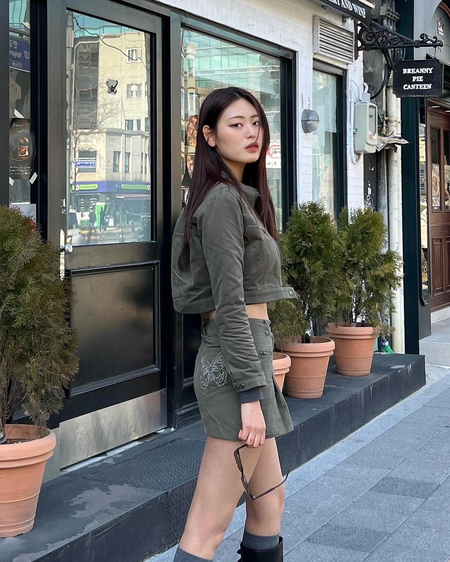 #광고 날씨 따뜻해져서 기분좋게 햇살 충전 완료!

간만에 두꺼운 아우터는 벗어두고 가볍게 셋업만 입고 외출했는데 세상 편안~ 요즘 스커트가 짧게 나와서 부담스러웠는데 치마바지라 걱정없이 신나게 놀았던 하루ㅎ.ㅎ 포인트로 나비자수까지 이쁜 찐 애정템이랍니다🧚•• nastyfancy_official 

nastyfancy_official,#NASTYFANCYCLUB #네스티팬시클럽 #nastyfancy_cluber #긱시크브랜드