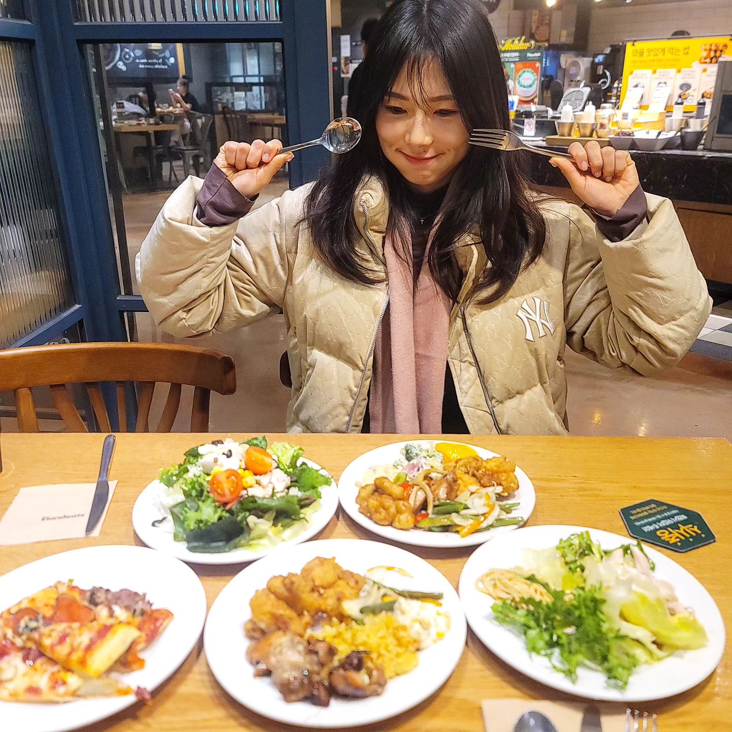 #협찬 🍕🤎🩷
⠀⠀
주말 저녁은 내가 좋아하는 
치즈 피자 뷔페 피자몰❤🧡🧀
⠀⠀
📍전북 전주시 완산구 전주객사5길 35 (고사동, NCWAVE) 피자몰 NC전주점
⠀⠀

 4겹페페로니,아몬드크림치즈, 포테이토치즈바이트 옥수수치즈 등 치즈 천국🥰
⠀⠀
 치킨은 할라피뇨마요에 꼭 찍먹해봐용👍🏻
⠀⠀ 
주말 디저트  체리초코브라우니 제일 맛있네용ㅎㅎ
🤎🍫🤎
⠀⠀
#협찬 #전주핫플#전주객사맛집 #전주객리단길맛집 #전주맛집 #피자뷔페 #샐러드바 #먹팔 #먹스타그램