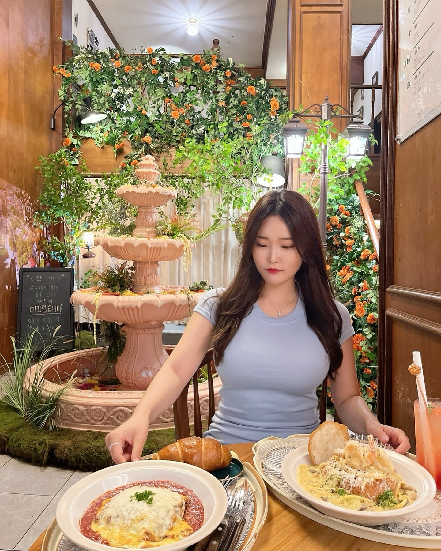 오늘 갔던 곳이 너무 좋았어서 바로 올리기,,🧡
판교 백현동에 위치한 #무궁화파이브 라는 곳이에요😚

지하공간으로 내려가면 너무 예쁜 꽃분수가 있는데요!
대박인건 200송이 생화로 만들어진 분수라
내려가자마자 꽃향기가 확 나더라구요🥹💐💐

분위기도 이렇게 좋은데 브런치 메뉴도 넘 맛있어요,,
라자냐와 명란크림파스타, 소금빵까지 먹었는데
너무 맛있어서 남자친구랑 폭풍흡입했어요ㅋㅋㅋㅋ
가기 아쉬워서 팥빙수랑 커피로 마무리✨

▪️미트 러버 라자냐(23,000)
▪️쉬림프 명란크림 빠네(21,000)
▪️생자몽에이드(6,700) / 소금빵(3,300)
▪️우유 생크림 팥빙수(11,000)

제가 먹은 메뉴 다 추천드리구요!
에이드는 아메리카노로 1번 리필까지 되니
후식까지 야무지게 드시고 오시는것 추천드려요🤍
토요일 점심인데 웨이팅도 없고 아주 만족🥰

남은 주말도 행복하세요-!! 🎈

#협찬 #판교맛집 #백현동맛집 #백현동카페 #판교카페 
#판교브런치카페 #펀교브런치 #브런치맛집 #분당카페