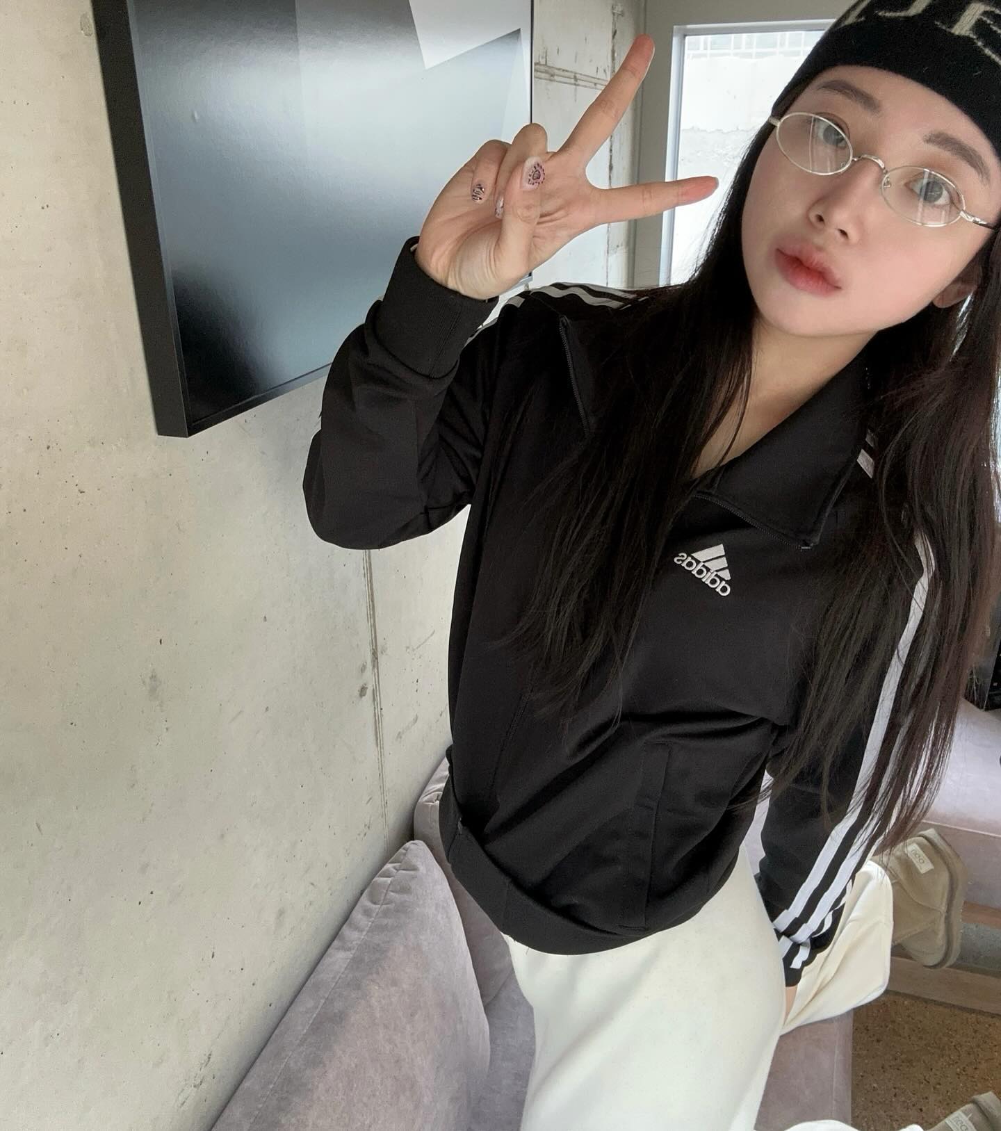 새해 복 다시한번 더 많이 받으세요! 메리메리 설~🫶🏻
재밌는 연휴 보내세요🙇🏻‍♀️💜

화장을 별루 안해서 강제 #꾸안꾸스타일 

1. 아디다스 저지 끝에 접힌 거 왜 말 안해줬어..?
2. 운전하다가 차 밀려서 본 예쁜 노을
3. 힙함😎 + 귀여움✌🏻의 조합(?)
4.겨울에 딸기는 사랑🍓🫰🏻♥️
5.20대 초반 대학생 코디 해 본 난 .. 젊고 싶어요 위아영
6.턱주가리가 좀 길어보여 맘에 안들지만 그래도 꾸역꾸역 올리기
7. 나으 이야기<와꾸베리가 좀 그래요.. 이해쫌>
8.ㅎ ㅏ뚜
9.스껄

그럼 이만🫡