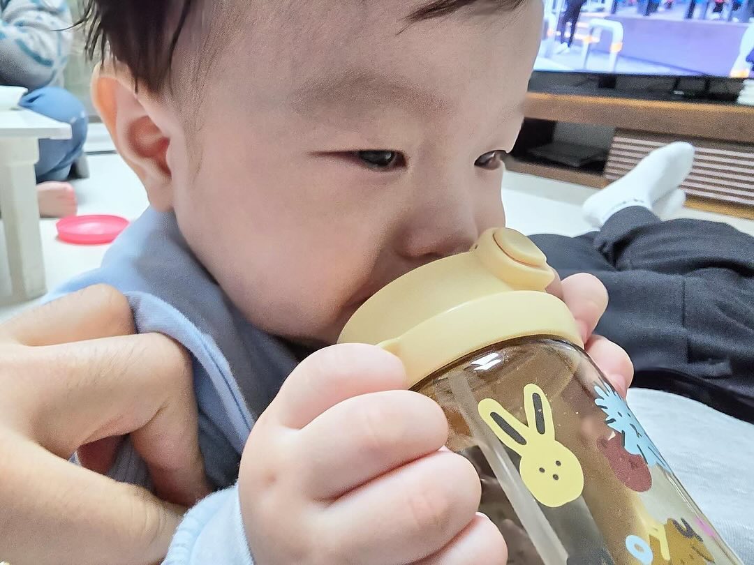 #협찬 

아이가 편한 자기주도 빨대컵
슬라이드 방식의 잠금 기능으로 물 샘 걱정 없이 사용가능하고
260도 와인드 힌지로 아이의 눈을 가리지 않은 구조로
안전한 시야 확보, 터치 한번으로 열기 쉬운 원터치 캡은
일체형 구조로 분실 걱정 최고화
어느 방향, 어떤 각도에서도 자유롭게 음용할 수 있어
아이가 스스로 마시기 쉽고 편리하답니다

#모윰빨대컵 #모윰원터치빨대컵 #원터치빨대컵 #어린이집빨대컵 #이유식필수템 #빨대컵추천 #빨대컵