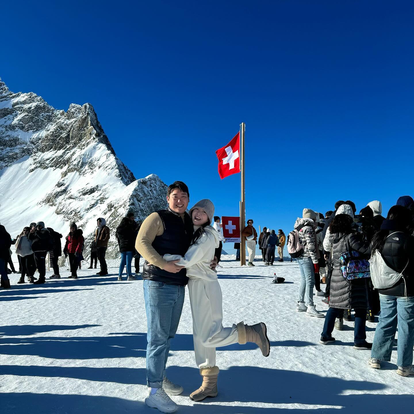 𝗦𝗪𝗜𝗦𝗦🇨🇭♥️
이렇게 맑을수가🩵🩵 날씨쳬고🏔️🧚🏻
#융프라우 #jungfrau 
#신혼여행 #스위스 #switzerland #🇨🇭
#현진철민_신혼여행