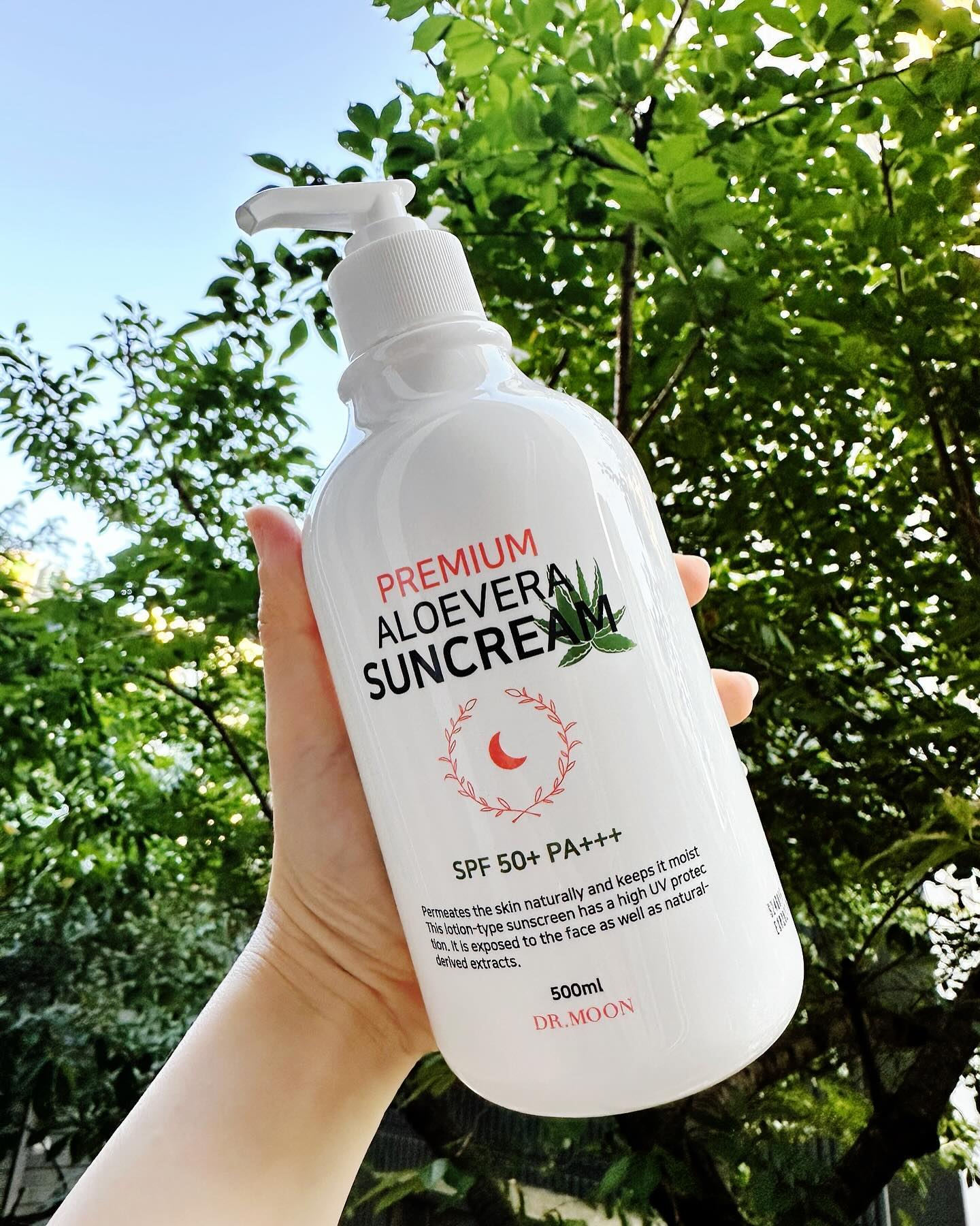 #협찬 drmoonkorea 
닥터문 - 알로에베라선크림(대용량500ml)

여름! 휴가철 필수템 선크림.🧴🌞
자연유래 추출물로 데일리로 온 가족 함께 사용하기 좋고,
물놀이 가서 전신에 펌핑타입으로 빠르게 바르기도 좋은 제품! 
닥터문 알로에베라 선크림💛
부드러운 발림성으로 백탁현상 없이 정말 촉촉하게 관리할수 있어 좋았어요.
자외선 차단은 물론 미백과 주름개선까지 올인원 선크림으로, 
피부톤보정과 워터프르푸 효과 까지‼️
올 여름은 너로 정했다.😃💛

✔️유기자 무기자차만의 좋은점만 골라만든 올인원 혼합자차로 UVA, UVB 완벽차단.
✔️알로에 베라외 54가지 자연유래 추출물 함유로 보습과 영양까지!👍🏻

#대용량선크림 #선크림 #무기자차선크림 #자외선차단제 #알로에베라선크림 #인생선크림 #꿀템 #혼합자차선크림 #기초화장품 #촉촉한선크림
#닥터문 #선크림 #닥터문선크림 #알로에베라#여름#바캉스#여름필수품#여행