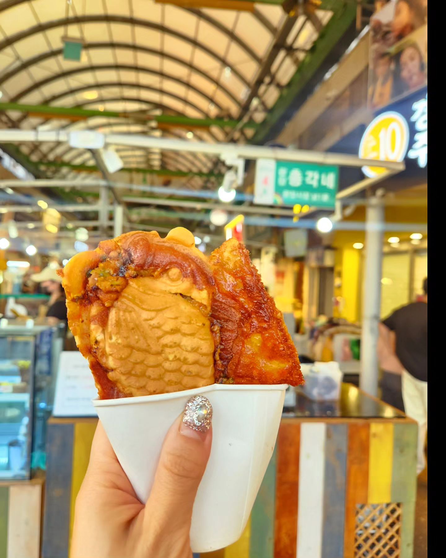 총각네 붕어빵 🥮🍞

전에먹었던사신 폭탄으로 올리기
진짜 여긴맨날 웨이팅 한시간씩인데 운좋게 끝나서 그런가 피자만 딱저만큼 남았다고..ㅋㅋ

하나사서 냠냠

매콤한게 딱🫶🩷👏

#붕어빵맛집 #광장시장맛집 #총각네붕어빵 #붕세권 #동네맛집 #맛스타그램 #먹스타맞팔 #먹스타그램