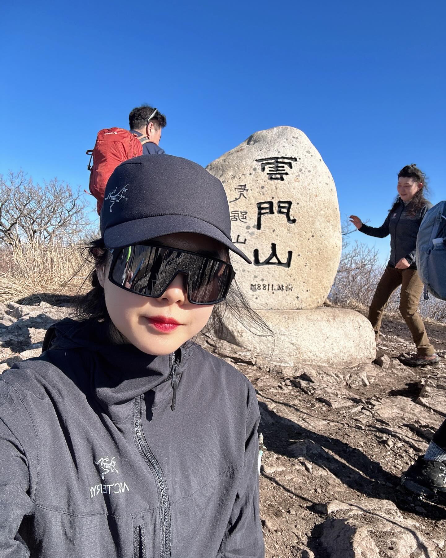 #영알 #영알인증 #100대명산 
지난 토요일(17일) 생각치도 않았던 
영알을 다녀왔습니다.
🏔️ 가지산 + 운무산 연계산행

📍코스 : 석남터널 - 중봉 - 가지산 까지 3.5km - 아랫재 - 운문산 - 아랫재 - 상양마을까지 5.6km (총 거리 약 13.5km)
⏱️ 소요시간 : 5시간(휴식제외 순수산행시간)
🚗 주차장 : 공영주차장 있지만 거의 만차(7시 전 도착해야 자리있을 거 같아요) + 갓길주차 / 저는 금강산악회 버스이용 했어요.
🪧화장실 : 석남터널 근처 오르기 전에 있음(휴지있음) 

코스는 T자 형태로 중간에 가지산장이 있어서 라면/탄산음료를 
먹을 수 있어요(물론 저는 버스시간이 타이트해서 1도 먹지않고 지나쳤어요😭) 
가지산을 오르는 길은 계.단.맛.집 이었고 
오르는 중간쯤 부터 눈이 안녹아서 미끄러운 곳들이 많았어요. 
미끄러운데 머드팩 같은 진흙밭의 흙이 
신발에 챡! 달라붙어서 발이 세상 무거웠습니다. 
좁고 약간은 경사진 돌들이 위험하게 느껴졌어요.
버스 출발시간이 타이트해서 하산길은 다다다닥 뛰어내려왔습니다. 하산 시, 뛰지 않는게 무릎건강에 좋은 건 다 알지만... 금강산악회 버스이용이 처음인데 기다려주지 않는다는 이야기가 많아서 버스를 놓칠까봐 불안해서 뛰지 않을수가 없었어요. 
궁디로 안 넘어지고 무사히 하산! 2산 완🤍

🐻굉장히 느린편인데 평지에서도 좀 뛰어가고 해서 겨우 버스시간 전에 도착할 수 있었고 스스로가 대견스러웠어요.