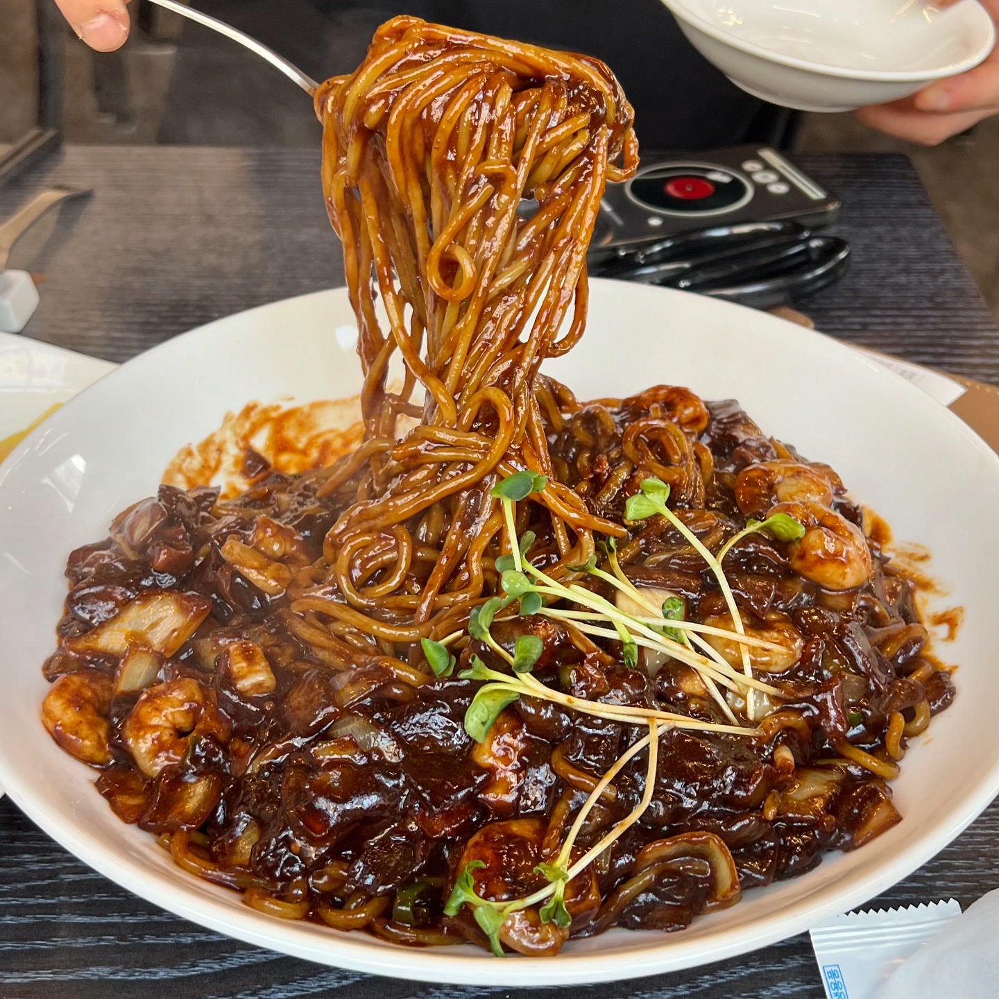 [ 중식당 수 ] 

💙 제일 먼저 탕수육이 나왔는데요
바삭한 튀김옷과 함께 달콤한 소스가 잘 어우러져서
한 입 먹는 순간 입안에서 사르르 녹는 느낌!!

❤️ 짬뽕은 매콤한 국물과 함께 해산물이
풍부하게 들어가 있어서 정말 맛있었어요
국물은 깊고 진한 맛이 나서
한 숟가락 떠먹는 순간 시원함이 느껴졌어요

💜 쟁반짜장은 면발이 쫄깃하고 소스가 진하게 
배어 있어서 한 입 먹는 순간 행복해지는 맛이었어요
고기와 채소가 적절히 어우러져서
짜장면의 매력을 한껏 느낄 수 있었어요

💛 점심시간에 가기 좋은 곳으로
가족이나 친구들과 함께 방문하기에도 좋고
혼자서 간단히 식사하기에도 안성맞춤이에요

- - - - - - - - - - - - - - - - - - - - - - - - - - - - -

 ❗가격
✔️ 탕수육’소‘ 16,000원
✔️ 수짬뽕 11,000원
✔️ 쟁반짜장 2인 18,000원

- - - - - - - - - - - - - - - - - - - - - - - - - - - - -

#평택고덕 #중식당 #탕수육 #짬뽕 #쟁반짜장 #맛집 #점심맛집 #중국집 #깔끔한식당