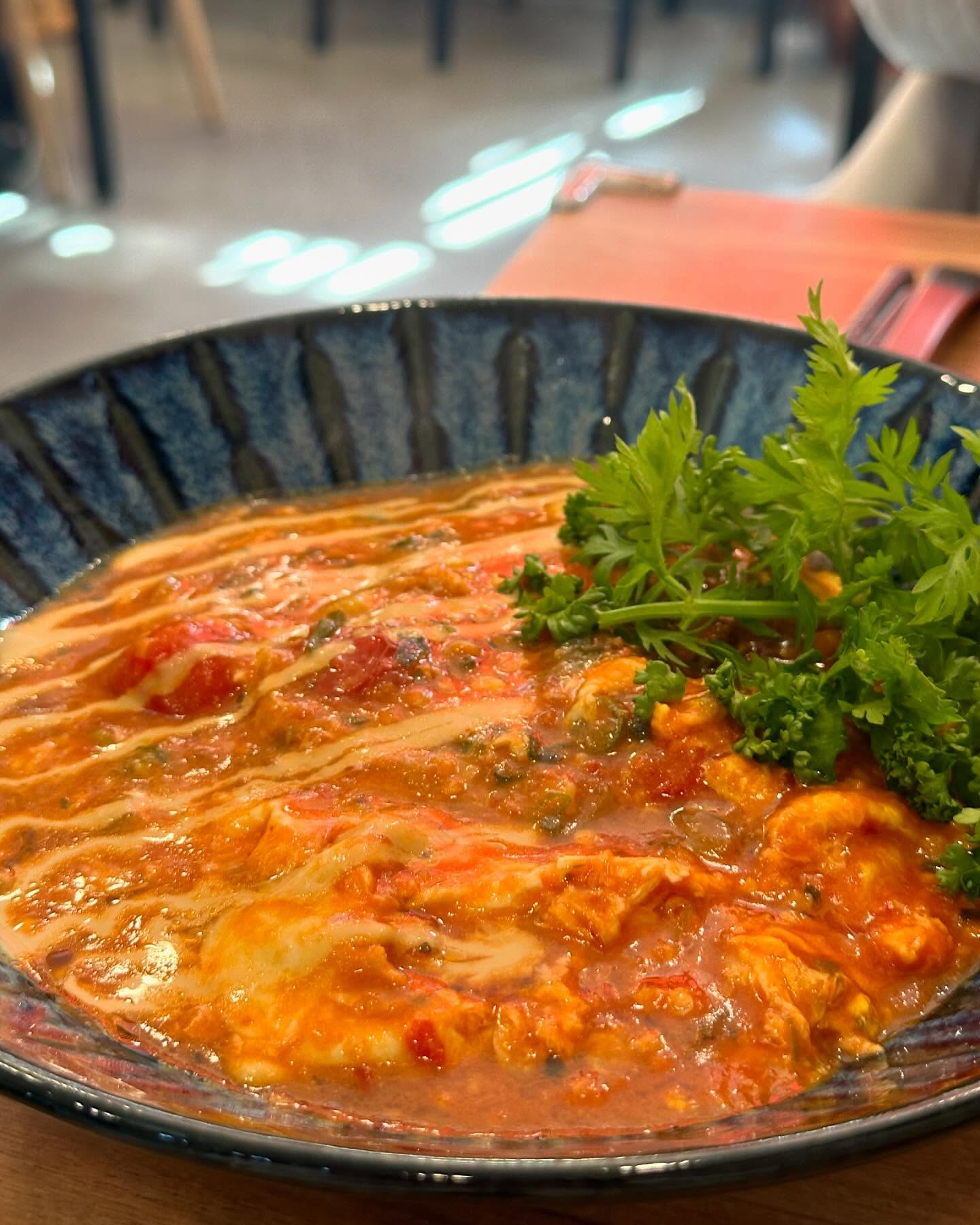 운정에서 찾은 보물같은 곳
우동의 재해석이다 우동이 요리가 될 수 있다는걸 깨달은 집
너무 맛있어서 저번주 갔다가 이번주는 연달아 이틀째 방문
들깨와 닭튀김이 들어있는 깨꼬우동은 추운 겨울에 너무 잘어울리는 국물이였고 튀김도 면도 아주 적절했다
토마우동은 토마토가 들어간 우동인데 이건 진짜 미쳤다
그런데 카레우동은 이건 더 미쳤다 삿포로에서 내가 좋아하는 스프카레가 떠오르는 맛이였고 단호박튀김과 가지튀김 팽이버섯튀김이 많이 들어가있어 같이 올려먹으면 진짜 환상적이라구,,,🫢
튀김은 바삭함의 끝판왕 담번에는 숙성회에 우동시켜 하이볼까지 곁들여먹음 진짜 대박이겠다👀👀
