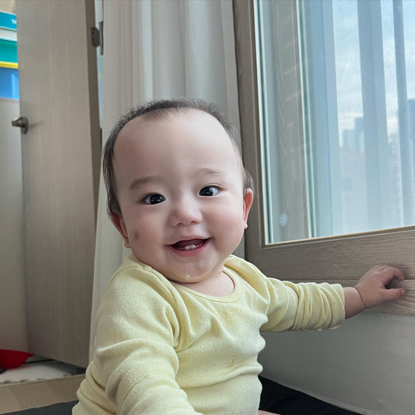 우리 왕빵이 
엄마가 이쁘게 입혀서 사진찍을 겨를이 없네.. 
너무 꾸밈없구나😭 그래도 예뻐 왕빵❤️