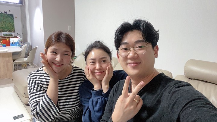 #절친#남사친
.
.
우리 벌써 거의 20 년인거니? 
여자친구 함께와서 이야기 들어주고 ㅋㅋ
어디가서 말못할 이야기 많이 들어줘서 고마워 둘다💜

도겸이랑 도희랑 너무 잘 놀아주고 
나까지 챙겨주느라 민폐지만 
미안해하지않고 고마워할게ㅎㅎ

나도 더 좋은 사람이 되어 베풀어줄게🥰

좋은 사람들 

새벽2시 술먹다 갑자기 셀카 👀

이런건 좀 남겨놓고 싶다 

#좋은사람옆에좋은사람
#든든하다 
#육아헬프