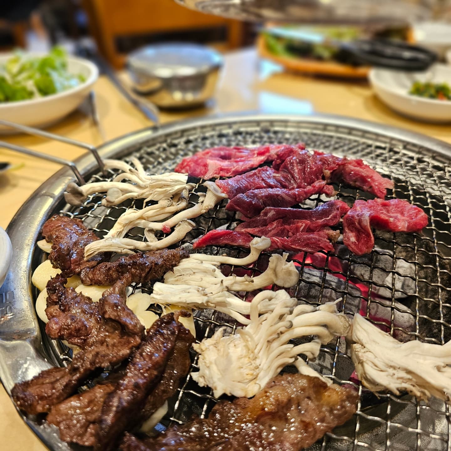 애정하는 팔공산 맛집, 🐂
아이들 놀 방방이도 있고
야외석도 잘되어있고 놀이터, 족구장, 양 먹이주기까지
할수있는 #미소팔공한우
식사피크타임에가면 거의무조건 만석이고
주말에는 애매한시간에 가도 사람들 많은
팔공산 찐 맛집 ㅎㅎㅎ 정육코너에서 먹고싶은 고기 양만큼 사서
식사할수있는 가성비도 좋고 신선한 한우 먹을수 있음 🧡
#대구팔공산맛집
#팔공산한우 #팔공산소고기 #팔공산한우맛집
#팔공산아이랑식당