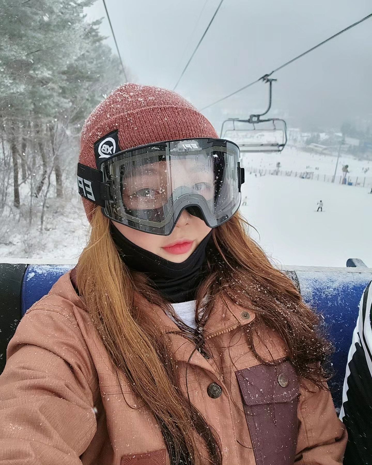 23.12.29~31
오랜만에 연말을 스키장에서🏂

반가운 얼굴들 많이 만나서 넘넘 좋았다
시간 내어 강습해준 덕분에 보드 타는 재미를 찾아 감사하고
폭설로 차가 고립되었는데 옆 차주분이 눈 깨주고
차 꺼내주셔서 또 감사하고

스키장 오니 좋은 일만 가득이었다
지난 몇년간 이런 기분 잊고 살았었는데 
이제 다시 취미생활하면서 좋은 사람들도 만나고
좋은 기운 얻어가며 살아야겠다아😊

제가 아는 모든 분들 새해 복 많이 받으세요🙇‍♀️

#연말 #스키장에서 #휘팍 #휘닉스파크 #휘닉스평창 #폭설 #눈좀그만와라 #설인