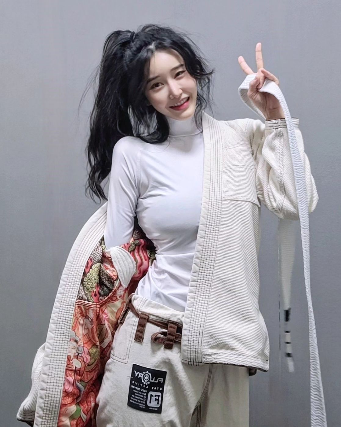 23.12.05.화 🥋

끄앙..이게 얼마만에 쓰는 주짓수 피드냐구요!🥹🤸‍♀️

월요일 밤에 깨보니 주짓수 관장님 부재중 통화 와있어서 전화해보니 반가운 관원분들이랑 우리 관장님의 반가운 목소리가 저 반겨주는데 세상에..오랜만에 들으니 눈물이 그렁그렁 맺히는거 있쪼..

막 관장님한테 레슬링대회 나간거 자랑하구 비록 꼴찌이지만 메달두 막막 자랑하구 희희

너무 너무 자랑하고싶어서 오늘 레슬링수업 빼먹고
(이글을 레슬링 코치님덜이 보시지 말아야 할텐데..😏)
회사 끝나자마자 도복이랑 메달 챙겨서 바로 도장으로 날라갔어요!

관장님한테 막막 자랑하구!
관장님이 레슬링대회도 나갔으니 주짓수대회도 준비해보자 하셔서 주짓수대회도 준비할거에요!!!!🥋🤜💥🤛

도전하는 저를 지켜봐주세요!😁🤸‍♀️🙏

토요일 레슬링 대회 후 몸과 마음이 지쳐서 집에 오자마자 샤워도 못하고 폭풍 수면 한거 있죠..💤

일요일날에도 너무 졸려서 죽은 듯이 잠만 잤는데 밤 10시에 일어났어요..!🫢
그리도 또 죽은듯이 잤는데 월요일날 도저히 출근을 못할 것 같아 긴급 연차 등록하고 다시 죽은듯이 잠만 잤는데 세상에..월요일에도 밤 10시에 일어난거 있죠..! 
근 3일간을 내내 잠만 잤답니다..!😴🤒🤕

요 근래 마음 아픈일이 꽤 있어서 힘들지만 사람 마음이 
맘대로 안된다는걸 알기에 마음 다 잡고!
저는 다시 끊임없이 바쁜 이설로 돌아가려 합니다!🥸

✔️하던 공부 집중 있게 하기
✔️1일 1독서
✔️그동안 못 돌봐왔던 저의 멘탈 케어
✔️회사 업무 👩‍💻
✔️주짓수&레슬링 열심히 하기
✔️소중한 사람들과의 소통
✔️인스타그램 계정 키우기
✔️주짓수대회 준비

상처 받은 마음이 마냥 괜찮다고는 말 못하겠지만 
오늘 같이 주짓수 관장님께 쪼로록 가서 조잘조잘 자랑하는 이런 조그만한 행복이 저를 살아가게 합니다.

다들 애써도 안되는건 어서 홀홀 털어버리고 행복하자구요!😁⠀
⠀
⠀
⠀
⠀
⠀
⠀
⠀
⠀
⠀
⠀
⠀
⠀
⠀

⠀
#주짓수 #주짓수하는여자 #주짓떼라 #운동하는여자 #운동하는직장인 #오운완 #jiujitsu #jiujitsugirls #jiujitsulifestyle #jiujitsulife