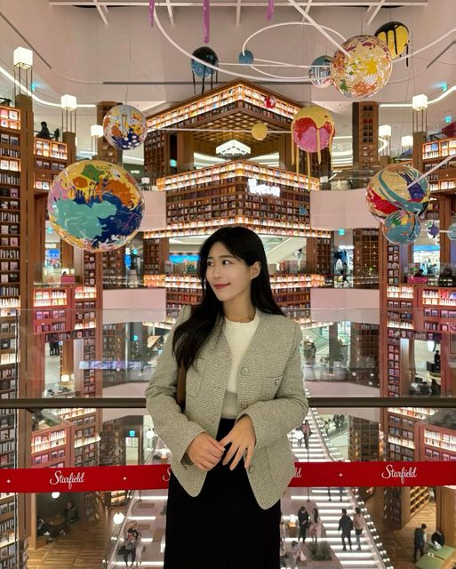  ᴡᴏᴏ ʀɪ •ᴥ• on Instagram: "요즘 애정하는 트위드자켓 입고 🌼
#수원스타필드 에 다녀왔어요!

역시 수원 스타필드는 평일에~
#별마당도서관 발도장 꾸욱 🐾"