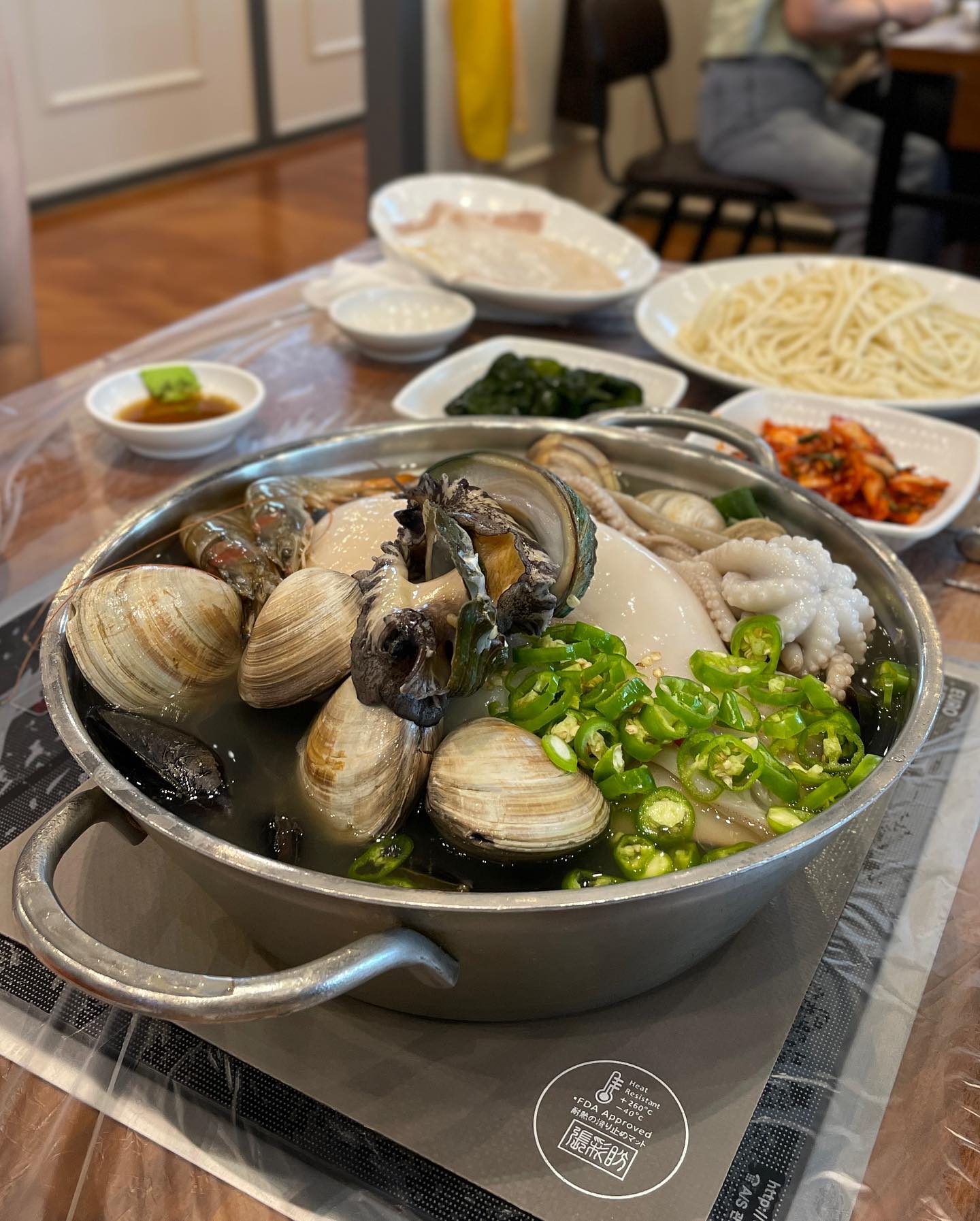 파주 로컬이 추천하는 찐맛집‼️

칼국수 먹으러 갔는데 몸보신 하고 오는곳. 
특히 겉절이 김치는 정말 저세상 맛이라 
1인 1접시 필수로 먹어야해요><❤️ 

1인분에 14,000원인데 
해산물 이만큼 넣어주는거 실화??😳!! 

바다에서 막 건져올린듯한 살아있는 전복에 
오징어, 조개, 낙지, 새우까지 풍덩~~ 

아무리 건져먹어도 계속 나오는 해산물에 
해산물처도리는 행복합니다🥰

국물도 3단계 중에 선택할수 있어서 
순한 버전도 칼칼한 버전도 
취향껏 먹을수 있는 곳이에요. 

- 

🦑복많네해물칼국수 파주출판단지본점 
📌주소 
경기 파주시 지목로 108 
📌대표메뉴 
해물전골+칼국수(2인) 28,000원 
해물파전 15,000원 
📌영업시간 
매일 11:00~21:00 

- 

#파주맛집 #파주외식 #파주칼국수맛집 #파주칼국수 #파주데이트 #파주가볼만한곳 #파주맛집추천 #파주해물맛집 #파주해물칼국수