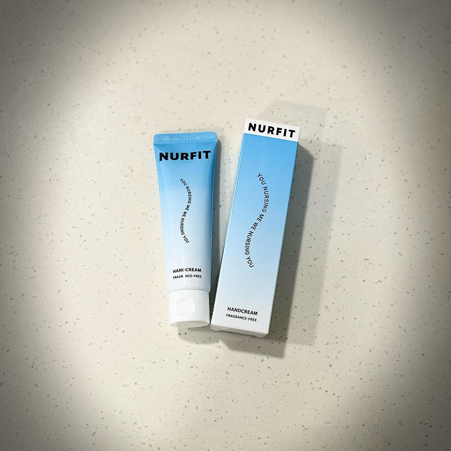 🤍널핏 무향핸드크림 출시💙
-
간호사 1000명과 함께 간호사에게 딱 맞춘 핸드크림 ! 감사하게도 출시 일주일 전 미리 사용해 볼 수 있게 해주셔서 일주일 넘게 열심히 사용해 보았어요😇 
-
가장 마음에 들었던 부분은 근무중인 병원이 항암하시는 분들이 많은 병원이라 향에 정말 예민한 분들이 많은데 무향이라 부담없이 사용 가능했고, 보습력+흡수력 모두 훌륭해서 잦은 손씻기로 트고 갈라진 손관리에 최적화🥹💙
- 
EWG 그린 등급 기준 통과, 피부 자극 테스트 완료, 화해 유해물질 20가지 또한 무첨가로 안심하고 사용 할 수 있었고 간호복주머니에 알맞은 크기와 원터치캡으로 근무할 때 사용하기 너무 좋았습니다! 
-
간호사를 위해 제작되기 시작했지만 간호사 뿐만 아니라 손위생이 잦은 직군 모두에게 강추드려요⭐️
-
🗓️2/22(수)~2/24(금) 자정까지 한정판매
• 정가: 15,000원
👇🏻 
• 1개: 12,900원 (14% 할인)
• 3개: 29,400원 (35% 할인) → 개당 9,800원 !
-
하루에 3번 이상 보습제 및 핸드크림을 사용했을 때 손 습진과 피부염을 감소시킬 수 있다고 해요! 구매완료 이벤트도 있으니 놓치지 말자구요😉
-
#간호사핸드크림 #널핏무향핸드크림 #무향핸드크림 
#간호사를리스펙 #nursing_is_respect 
#제품제공 #협찬