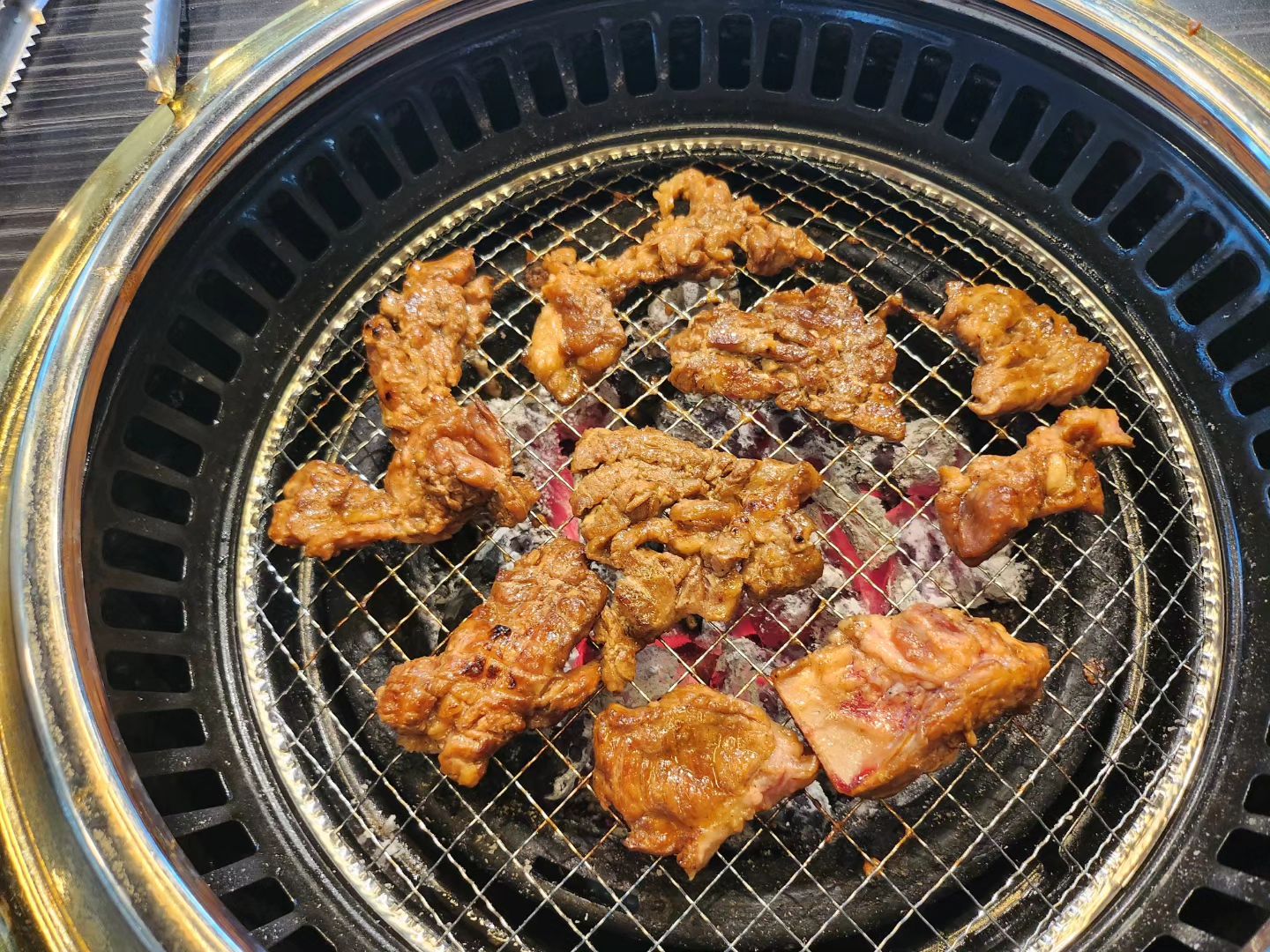 #맛집소개

샤브샤브와 돼지갈비가 정말 맛있는
#이화갈비성성점 
충남 천안시 서북구 성성8로 2-30 2층 이화갈비
문의 041-552-7718

요즘 물가가 올라 갈비 같은 경우는
밖에서 먹으면 비싸다는 생각이 
있는데 이화갈비 성성점은 무한리필 
가능한 샤브샤브까지 즐길 수 있어
가성비가 되려 좋다고 느껴지는 곳!
.
.
.
#성성동맛집 #천안맛집 #천안돼지갈비 #성성동가족외식
#성성동돼지갈비 #천안회식장소 #성성동회식장소 #이화갈비 #성성동이화갈비