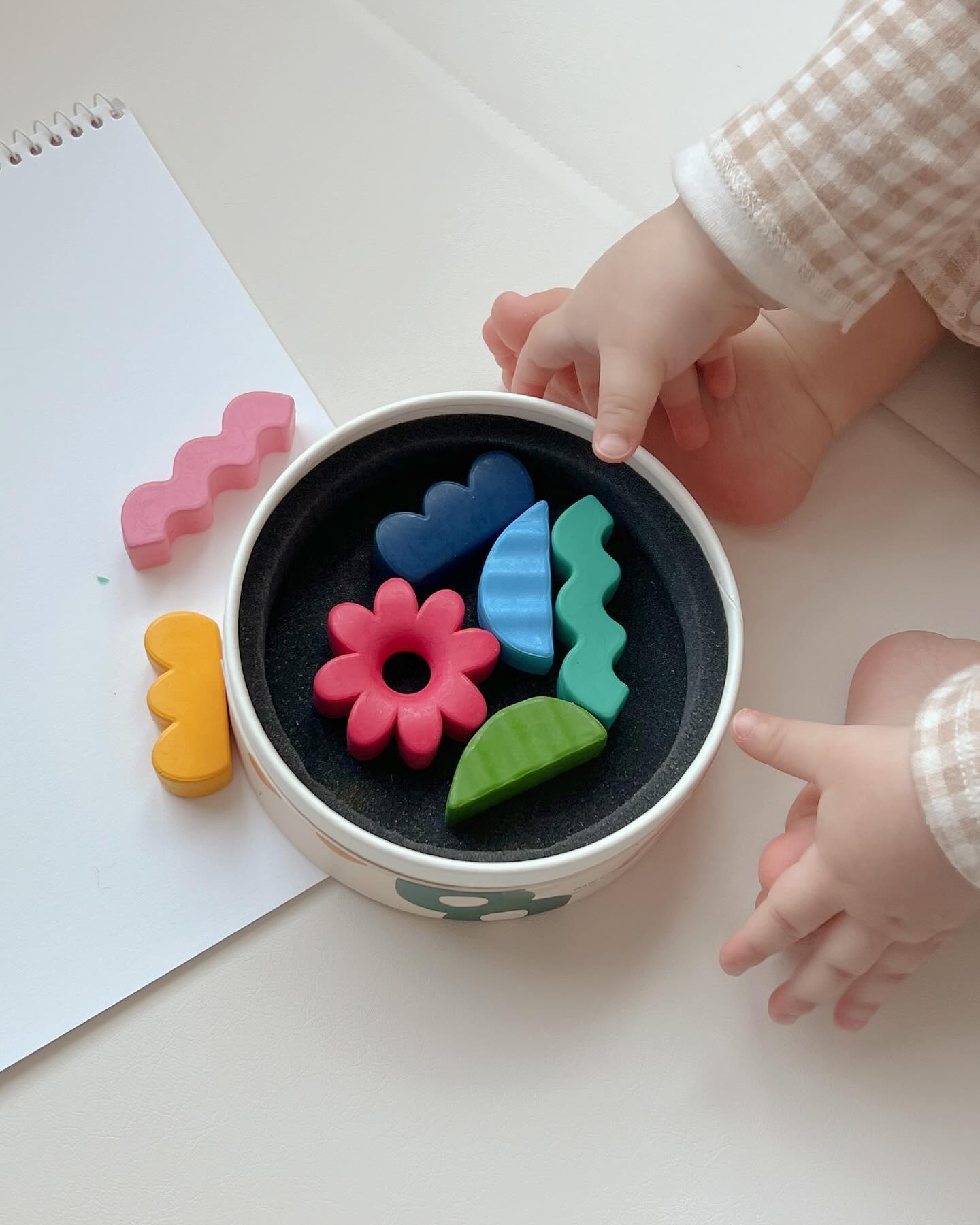 ᴰ⁺³⁴⁸
첫 끄적이기🖍️
이제 쫌 입으로 들어가는 횟수가 줄어 꺼낸 크레용
처음인데 제법 끄적끄적하넹🫶🏻
늦게 해줘서 미안해 근데 엄마랑 노는데 하품은 너무한거아니야?! ㅋㅋㅋ