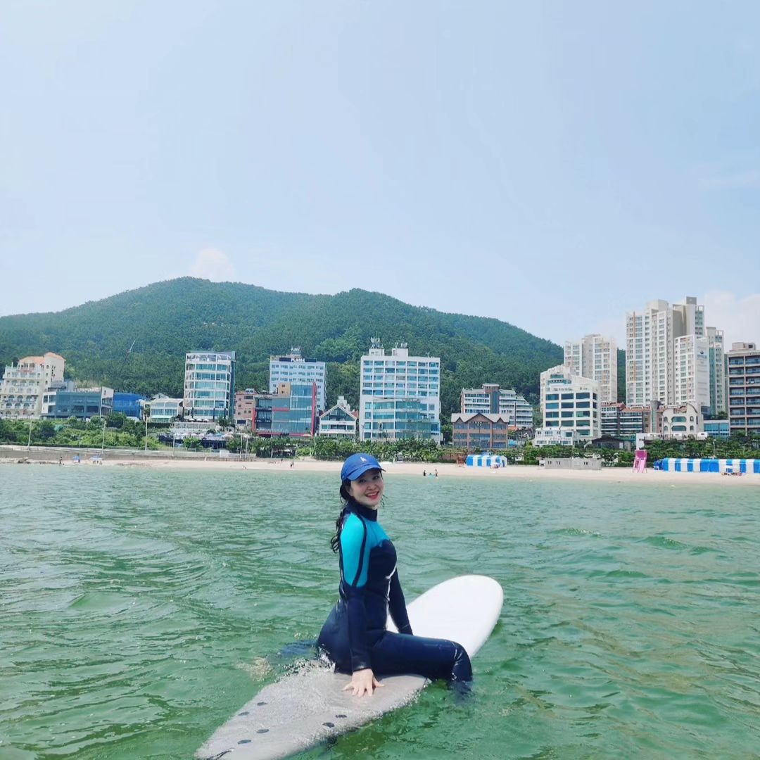 첫 바다서핑🏄‍♀
언니들 따라간 첫서핑 입문강습!
운동신경이없어서 처음부터 걱정많이했는데,
강사님이 너무 친절히 잘가르쳐주셔서
2시간이 훅훅~ 지나가더라고요~
어렵지않고 재미나게 서핑 접할 수 있었어요❤

하원시간때문에 더 못타서 아쉬웠어요😭
인생샷까지 최고 최고~👍

#송정서핑 #부산서핑 #송정해수욕장 #서핑맛집 
#송정서핑맛집 #서프파크 #송정서프파크 #부산
#송정서핑추천 #바다서핑  #부산가볼만한곳 #부산송정  #부산데이트코스 #부산여행 #부산서핑 #부산서핑추천