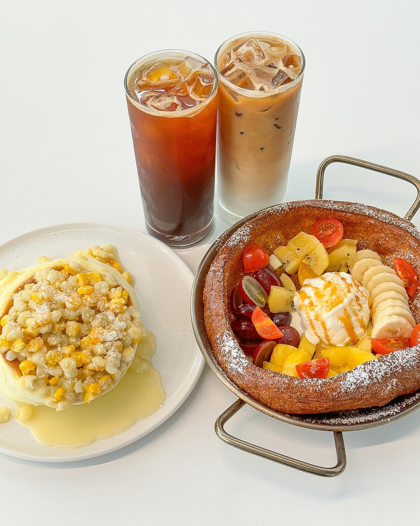 #카페탄

수플레 팬케이크와 분위기 맛집으로
급부상중인 카페

프리미엄 팬케이크 전문점답게
수플레 팬케이크, 더치베이비 팬케이크까지
어느 하나 빠지지 않고 맛이 좋다.
*더치베이비 - 숙성된 반죽을 오븐에 구워내
다양한 재료를 넣어 만드는 독일식 팬케이크

평소 수플레를 즐겨먹지 않지만
부드럽고 촉촉한 맛에 포크질이 쉬지 않았다.

과일 더치베이비의 담백함과 쫄깃함 그리고
다양한 재료는 입을 즐겁게 해준다.

미술관 같은 분위기는 찾아오는 손님들에게
부담없는 편안함까지 제공해 주니
남녀노소 방문 연령층이 다양하다.

후회없는 수플레, 더치베이비를 원한다면
카페 탄을 방문해 보는 걸 추천한다. 

🗣️또 생각나는걸?

✔️카페 뒷쪽 주차장에 주차 가능(약 4대 정도)
✔️인기가 많아 웨이팅할 수 있음
✔️수플레 or 더치베이비는 필수로 먹어볼 것

#가본고니_대구 #대구맛집 #대구카페
#팔공산카페 #대구수플레팬케이크
#먹스타그램 #먹팔 #수플레팬케이크