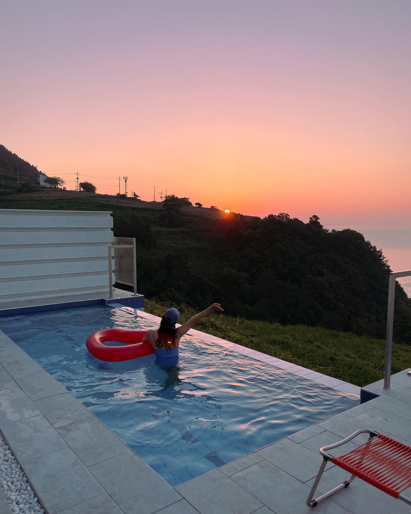이름과 너무 잘 어울리게 앞 바다의 윤슬이 반짝반짝 빛나던 곳🌊✨ 

📍남해 윤슬풀빌라