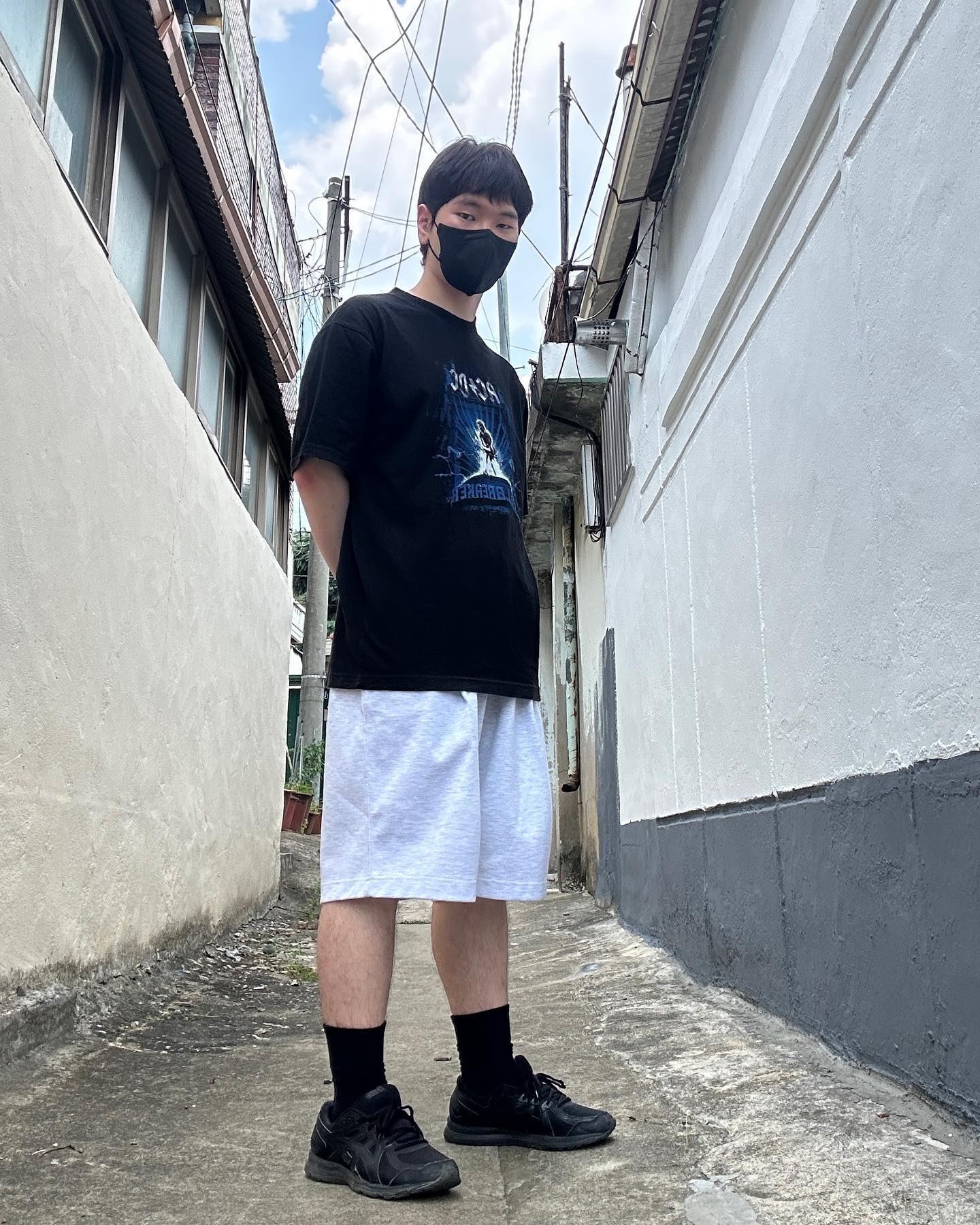 #협찬 “버뮤다 팬츠”
이번 여름에 버뮤다 팬츠가 유행이라길래 저도 버뮤다 팬츠를 샀어요. 유행하는 건 바로바로 사서 입어줘야죠. 제가 그레이 컬러 반바지가 없어서 그레이 컬러로 사서 캐주얼 스트릿 느낌으로 코디했어요. 반팔 중에서도 화이트랑 블랙 컬러가 많아서 그레이랑 코디하기 쉬워서 다양하게 돌려입기 할 수 있어서 좋을 거 같아요. 다음에는 또 돌려입기 해서 가져올게요! 제가 돌려입기 할 옷들 전부 론리클로젯에 있으니까 구경하러 오세요!
lonely_closet_official 
.
🔥 상의 : 보세
🔥 하의 : 보세
🔥 신발 : asics 
 아식스 조그 100 블랙 
.