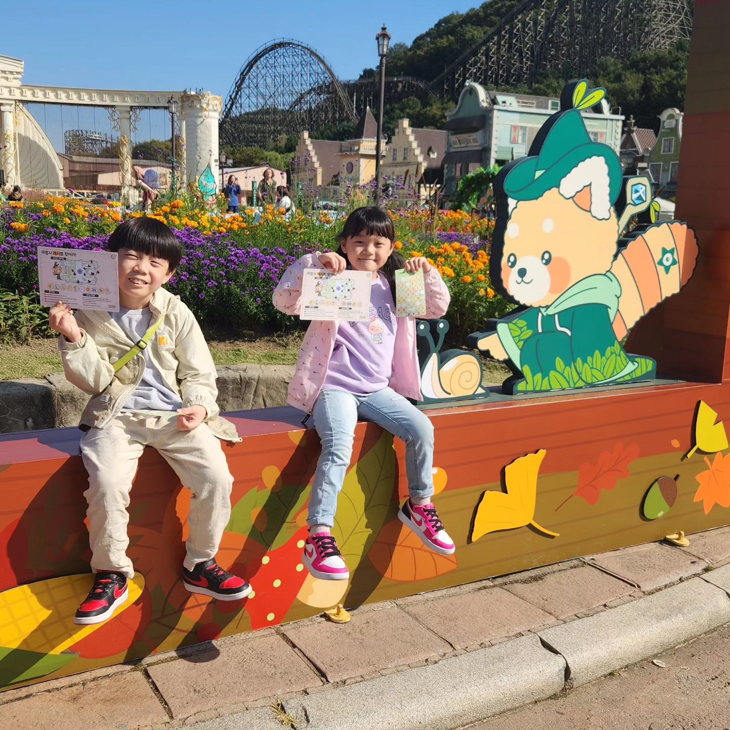#마법사레시를찾아라 
#에버랜드 포시즌스 가든에 숨어 있는 레시를 찾아서 레시에게 그려진 알파벳과 
똑같은 스티커를 해당 위치에 붙이면 4000원 상당의 루루스티커 팩을 받을수 있어요.~~
"메모리얼샵(가이드맵 172번)"에서 미션지를 1,000원에 구매해야 진행할 수 
있는데~~아이들이 레시를 찾고 스티커 붙이는걸 잼있어 해서 요즘 갈때 마다 
하고 있어요.
#에버랜드이벤트 #에버랜드 #플랜트로어
#레시 #에버랜드레시 #에버랜드포시즌가든