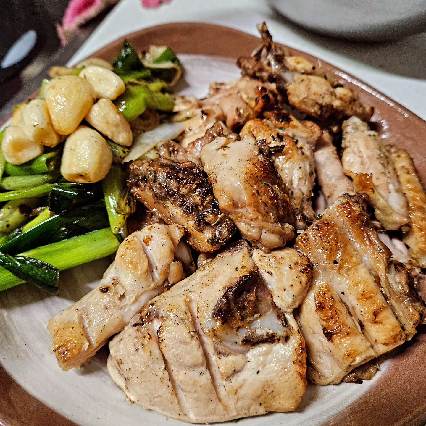 💓숯불치킨계의 떠오는는 강자 소개해드립니다 꿀꿀 🐖 

💓기영이숯불두마리치킨입니다 꿀꿀 숯불치킨 여기저기 먹어 봤지만 이 곳이 최고입니다^^ 꿀꿀 🐖 

💓숯불향 진하고 통마늘 후레이크는 바삭바삭 한 맛이 너무 좋습니다 꿀꿀 어린 아이들도 잘 먹습니다^^ 꿀꿀 🐖 

💓하이라이트는 양념숯불입니다. 적당한 맵기에 달달구리한 맛이 완전 매력적입니다. 다이어트 중이지만 어쩔 수 없이 치밥으로 밥 2공기 순삭했습니다. 완전 맛도리^^ 꿀꿀 🐖 

💓서비스로 로또 주시는데 처음 받아 본 로또에 눈물 쏟을 뻔 했습니다 꿀꿀꿀꿀

💓더 유명해 지기전에 한 번 더 시켜먹어야겠습니다 꿀꿀 🐖 

✔️상호 : 기영이두마리치킨 광주화정점
✔️주소 : 광주 서구 화정로138번길 4-3 1층
✔️전화 : 0507-1402-8314
✔️영업시간 : 매일 13시 ~ 익일 02시

🥰추천메뉴
기영이숯불두마리 29,900원(숯불양념은 꼭 시킬 것)

#광주치킨#광주숯불치킨#광주치킨맛집#광주배달맛집#광주야식#광주서구배달#기영이숯불두마리치킨
