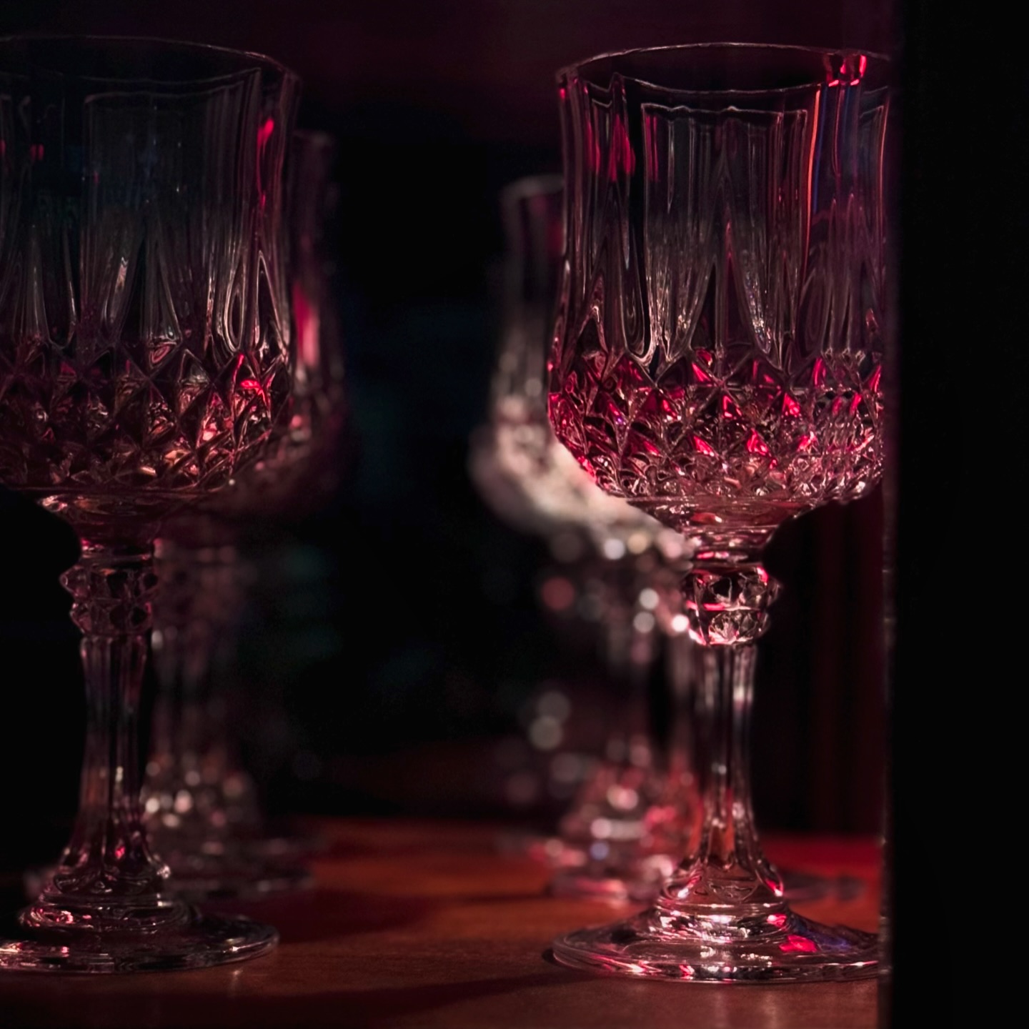 정신없이 흘러갔던 시간이 지나고 정리하는 좋았던 기억들🥂
라두스 티하우스의 저녁은 와인과 재즈 그리고 다양한 언어로 나누는 스몰토크로 또 다른 낭만을 선물한다 🍷☺️