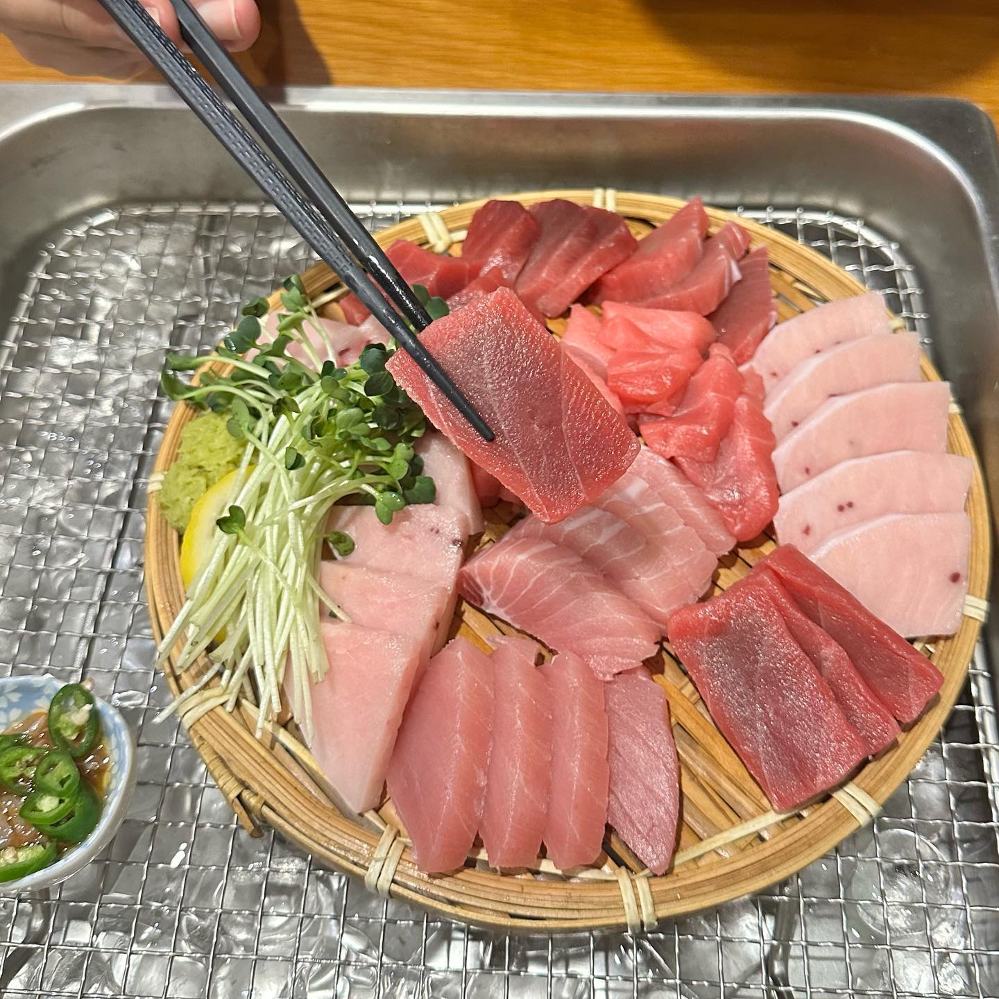 #수완지구참치 🐟

오랜만에 먹은 싱싱한 참치회!

✔️다랭이 참치주막 수완점
✔️참치 한판 1인 29,000원 / 2인 45,000원

회가 두툼하고 식감이 쫀득해서 맛있는데 가성비까지 좋아요👍

기본 안주로 된장찌개, 김치전이 나오고 사이드메뉴로 먹은 간장계란밥, 땡초라면도 맛있었어요🥢

-

[다랭이 참치주막 광주수완점]

📍광주 광산구 수완로52번길 36-5 1층

⏰ 17:00-23:00

.
.

#다랭이참치주막광주수완점#다랭이참치주막#광주참치#수완동맛집#광주맛집#광주술집#광주회식#수완지구회식#수완지구참치#수완지구맛집#수완지구술집#광주가볼만한곳#수완동술집#수완동참치#수완지구횟집

.
.

#먹스타 #먹스타맞팔 #먹팔 #먹팔해요 #먹스타그램 #술안주그램 #술안주추천 #맛스타맞팔 #맛스타그램 #수완지구 #수완동 #수완지구데이트 #참치회 #참치회스타그램