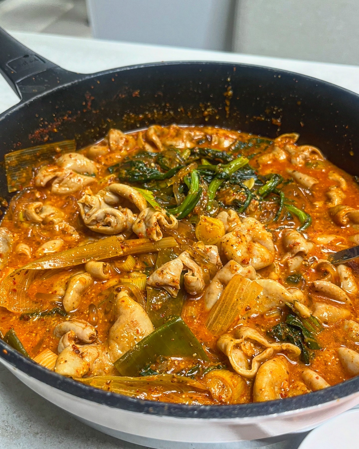 📍줄서는 식당 웨이팅 맛집으로 유명한 태양곱창을
집에서 바로 먹을 수 있다!!!! 
sun_gobchang 

바로바로 주문해서 먹어줘야죠~~~~
본점에서 먹고 너무 맛있어서 반한 태양곱창전골 이에요
냄새나서 곱창전골 못드시는 분들도 걱정마세요
@@@진짜 잡내 없움..!! 곱창은 쫄깃하고 식감 최고에
국물도 아주우 끝내준답니다 ((밥말아먹우면 천국이))
제가 먹은 곱창전골 중 일등이에요!! 캠핑가시거나 집들이
집밥으로도 먹기 좋으니까 집에서 주문해서 드셔보세요😊

.
.
#태양곱창 #곱창전골 #곱창전골밀키트 #캠핑요리