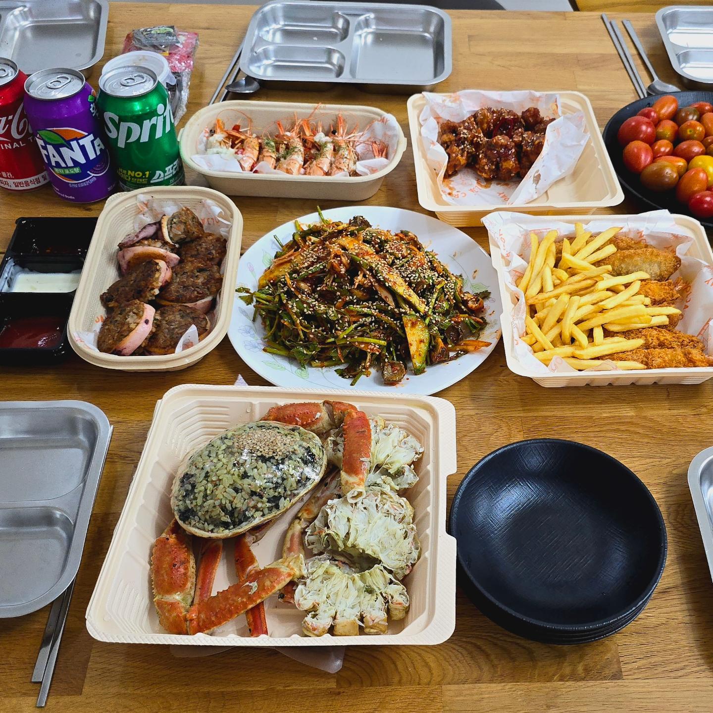 #여행숙소밥상기록 #많이먹었네 🤣 #맥주무한리필 #대게 #소라무침 #오징어순대 #새우 #물회 #조개탕 #돼지갈비 #다맛있어😋 #뷔페맛집 #잘먹었습니다 👍 #며칠굶어야겠네 😂 #맛스타그램 #먹방배틀 #먹방꿈나무 #데일리먹방 #먹방기록 #근근히한끼떼우기